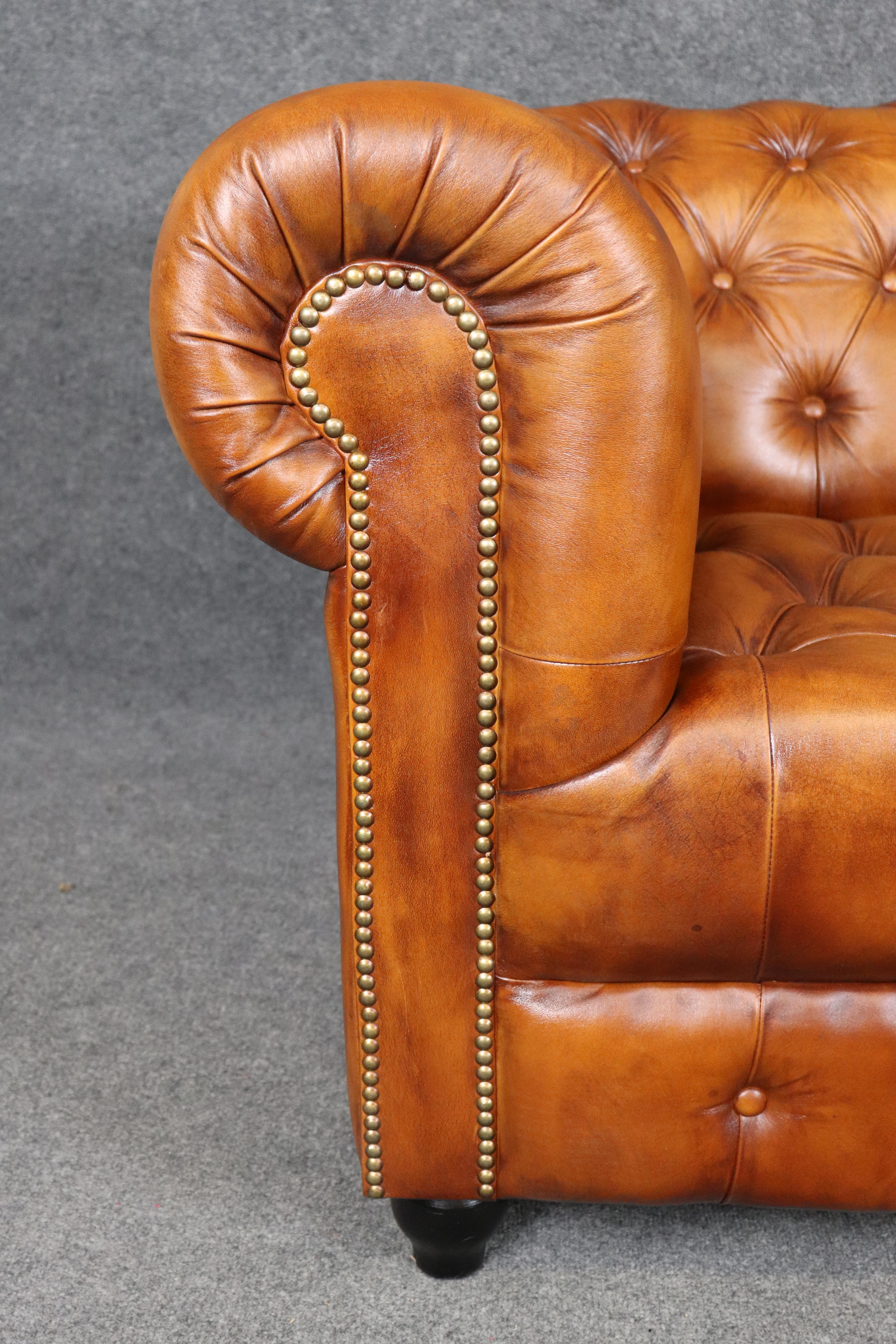 Pelle Divano inglese vintage in stile Chesterfield in pelle marrone con inserti in vendita