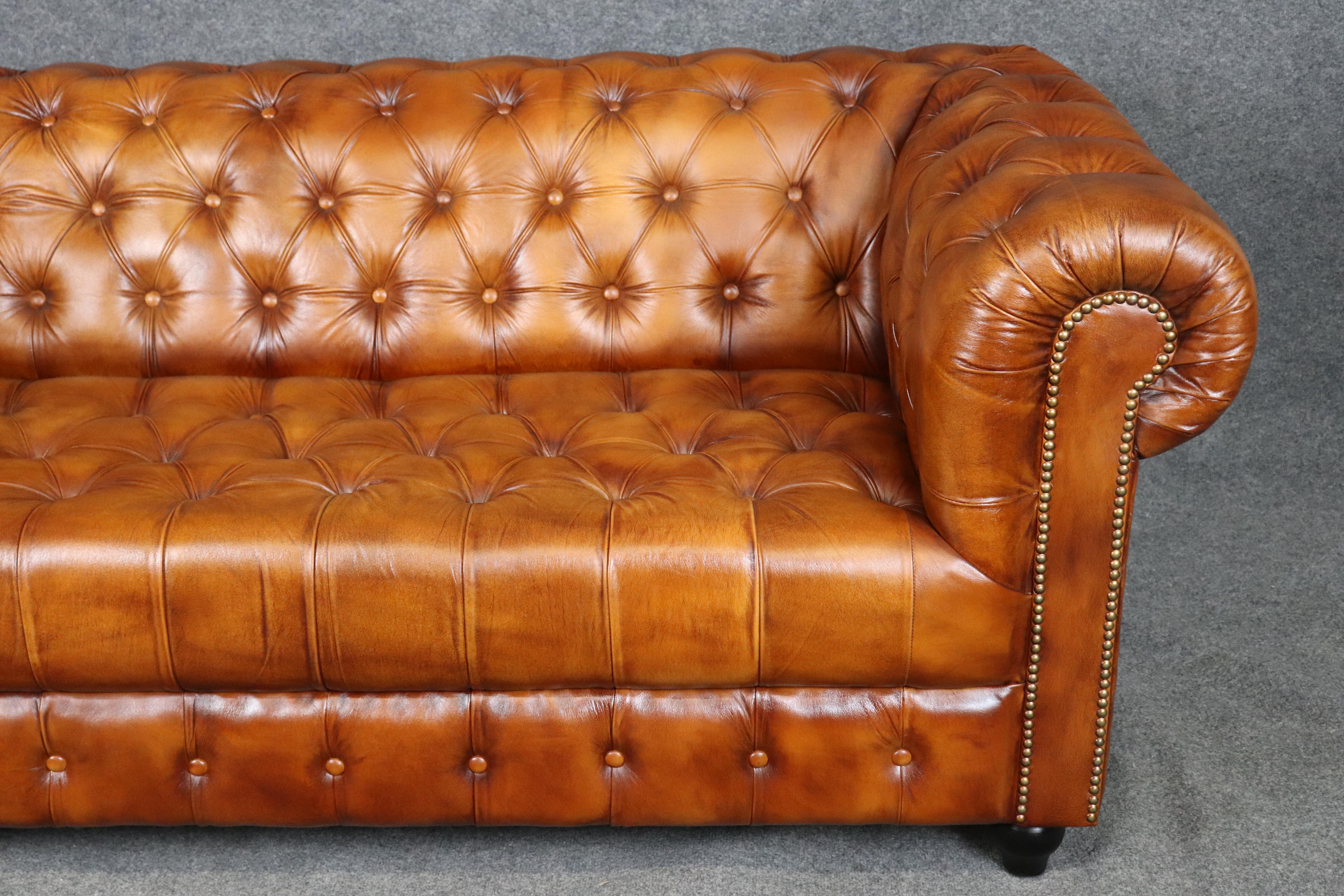 Divano inglese vintage in stile Chesterfield in pelle marrone con inserti in vendita 1