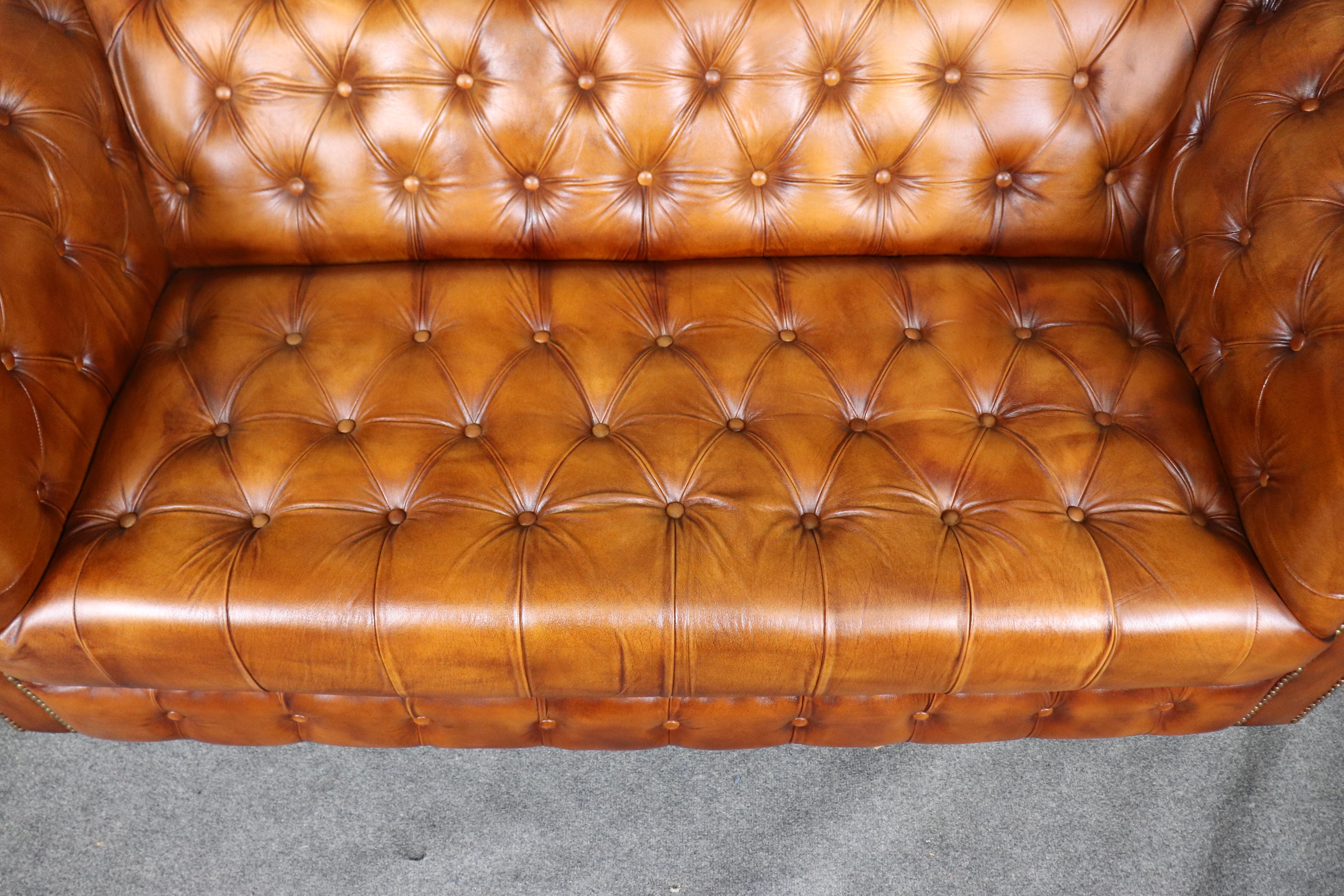 Divano inglese vintage in stile Chesterfield in pelle marrone con inserti in vendita 2