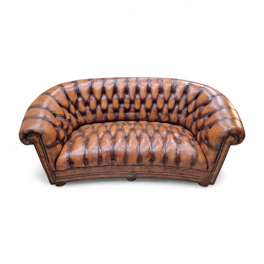 Vintage English Tufted Distressed Cognac Leder Chesterfield Sofa - Paar im Angebot 5