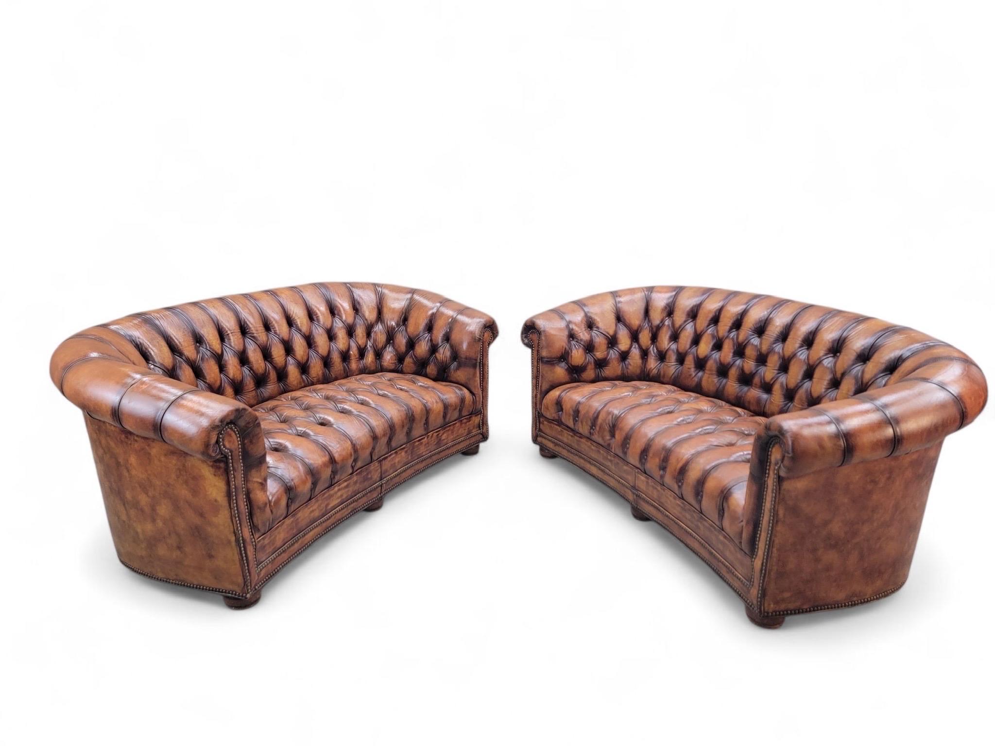 Vintage English Tufted Hand Dyed Distressed Cognac Leder Chesterfield Sofa - Pair 

Dieses außergewöhnliche Paar englischer Chesterfield-Sofas im Vintage-Stil verkörpert zeitlose Eleganz und klassische Handwerkskunst. Jedes Sofa ist mit