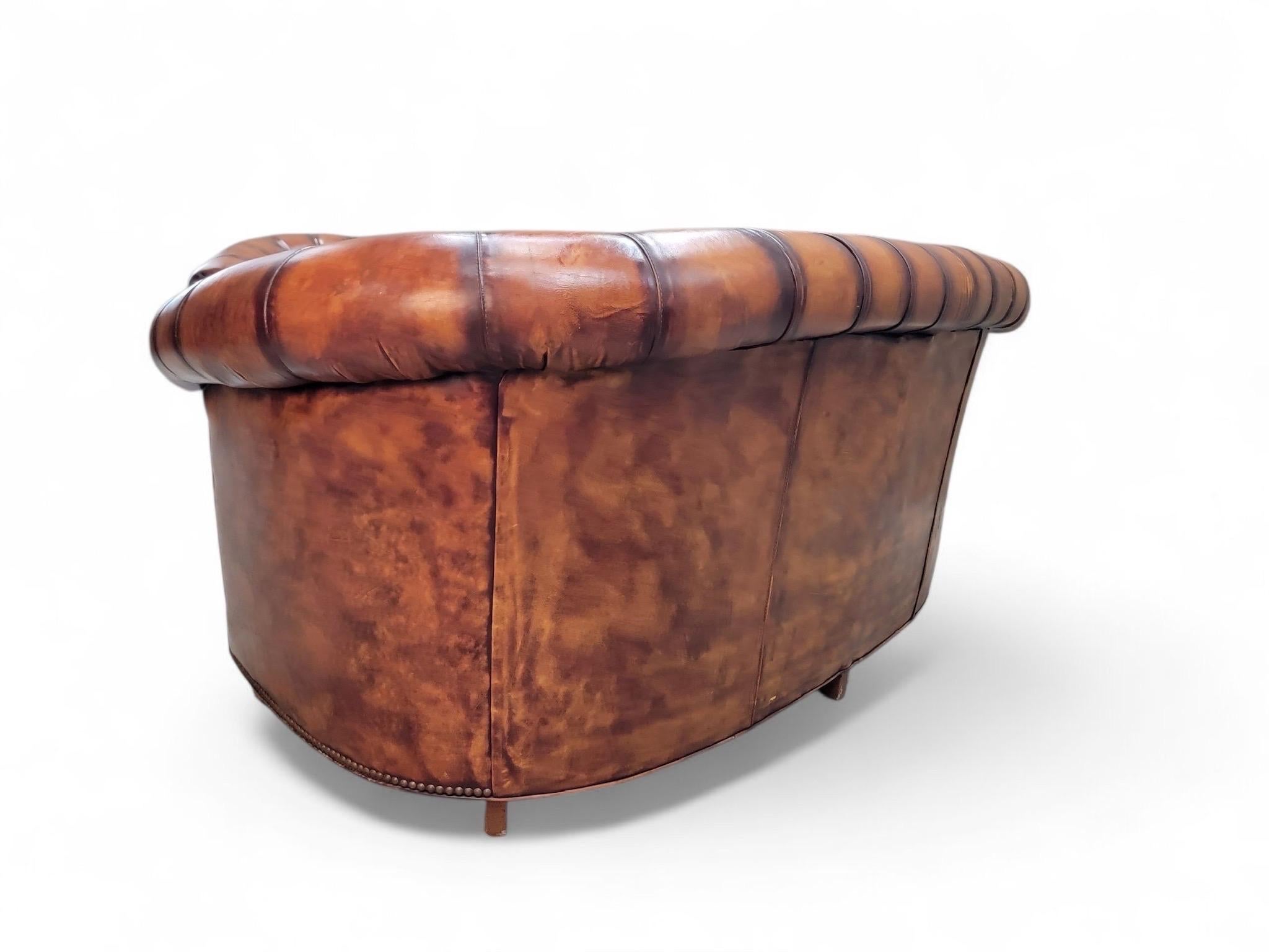 Vintage English Tufted Distressed Cognac Leder Chesterfield Sofa - Paar (Englisch) im Angebot