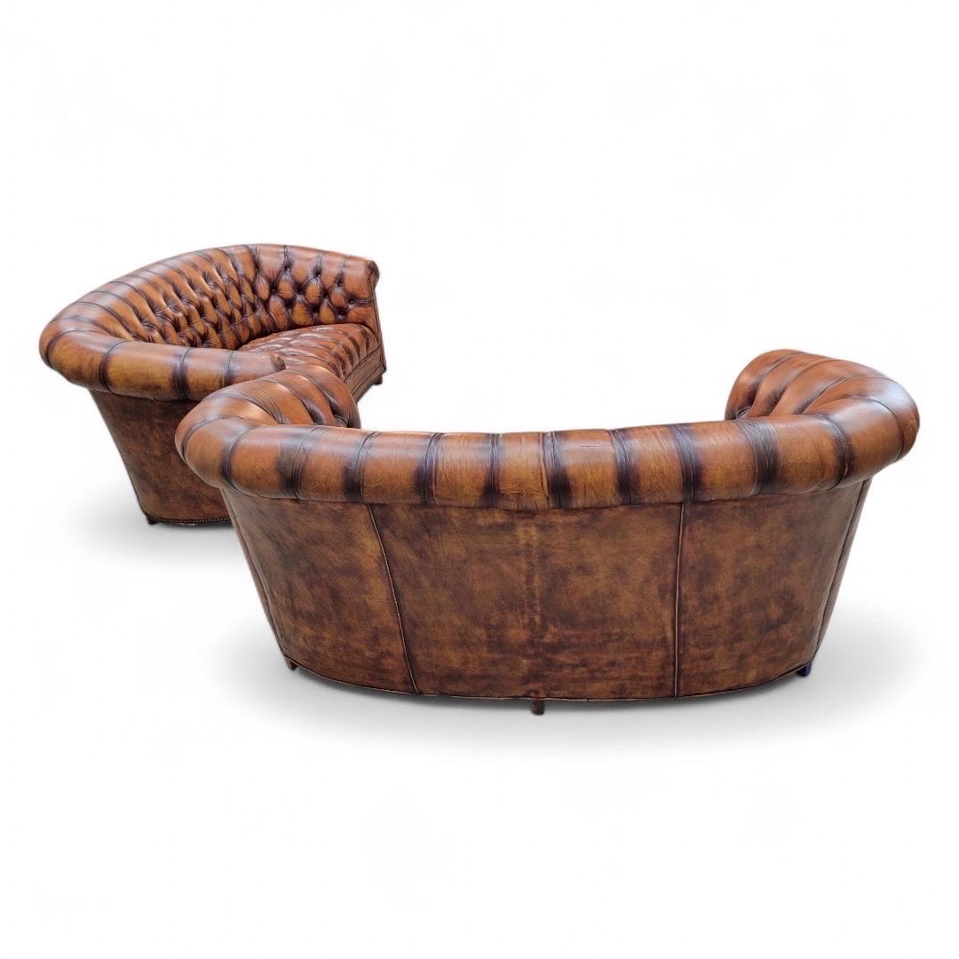 Vintage English Tufted Distressed Cognac Leder Chesterfield Sofa - Paar im Zustand „Starke Gebrauchsspuren“ im Angebot in Chicago, IL