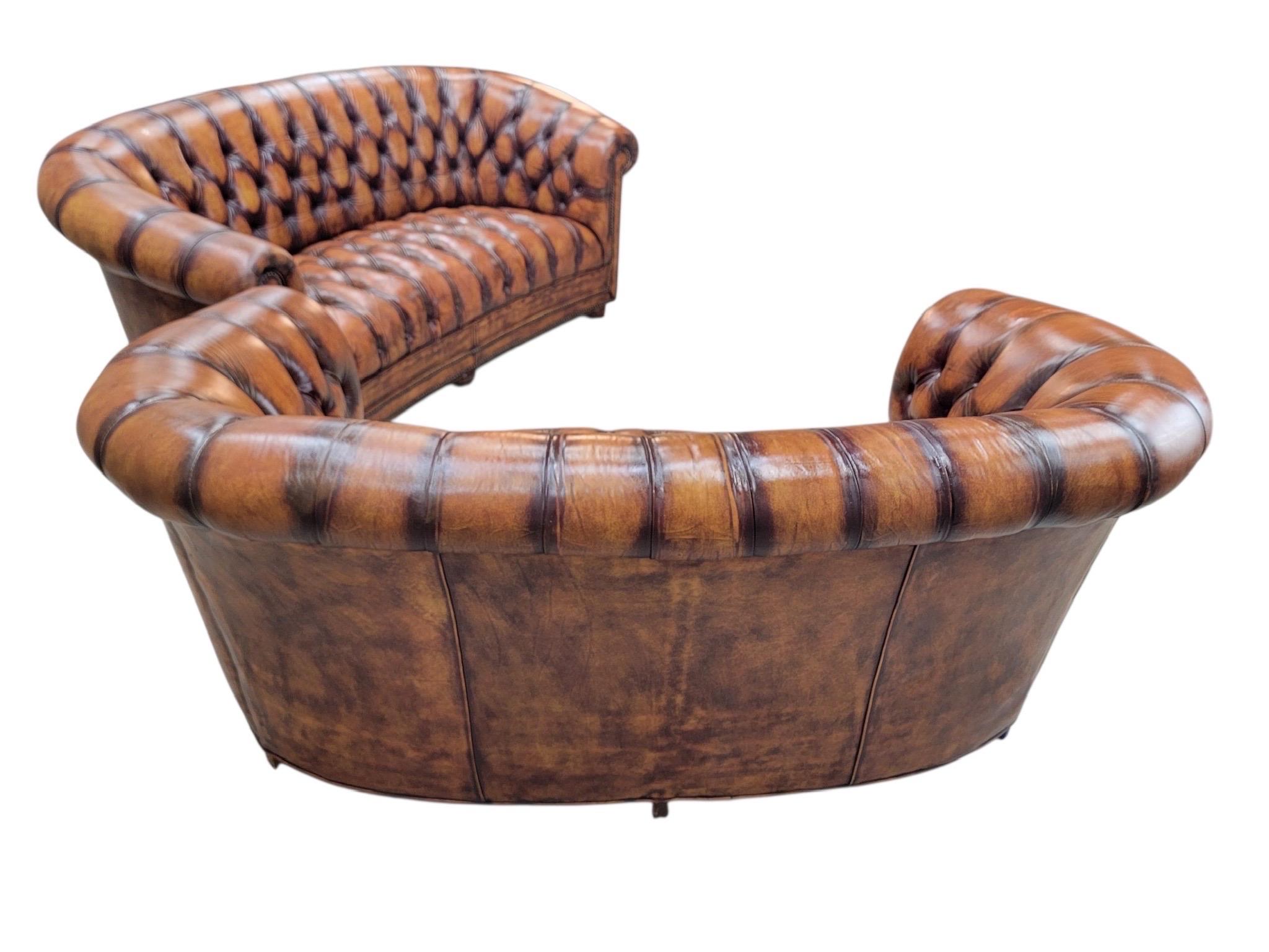Vintage English Tufted Distressed Cognac Leder Chesterfield Sofa - Paar (20. Jahrhundert) im Angebot