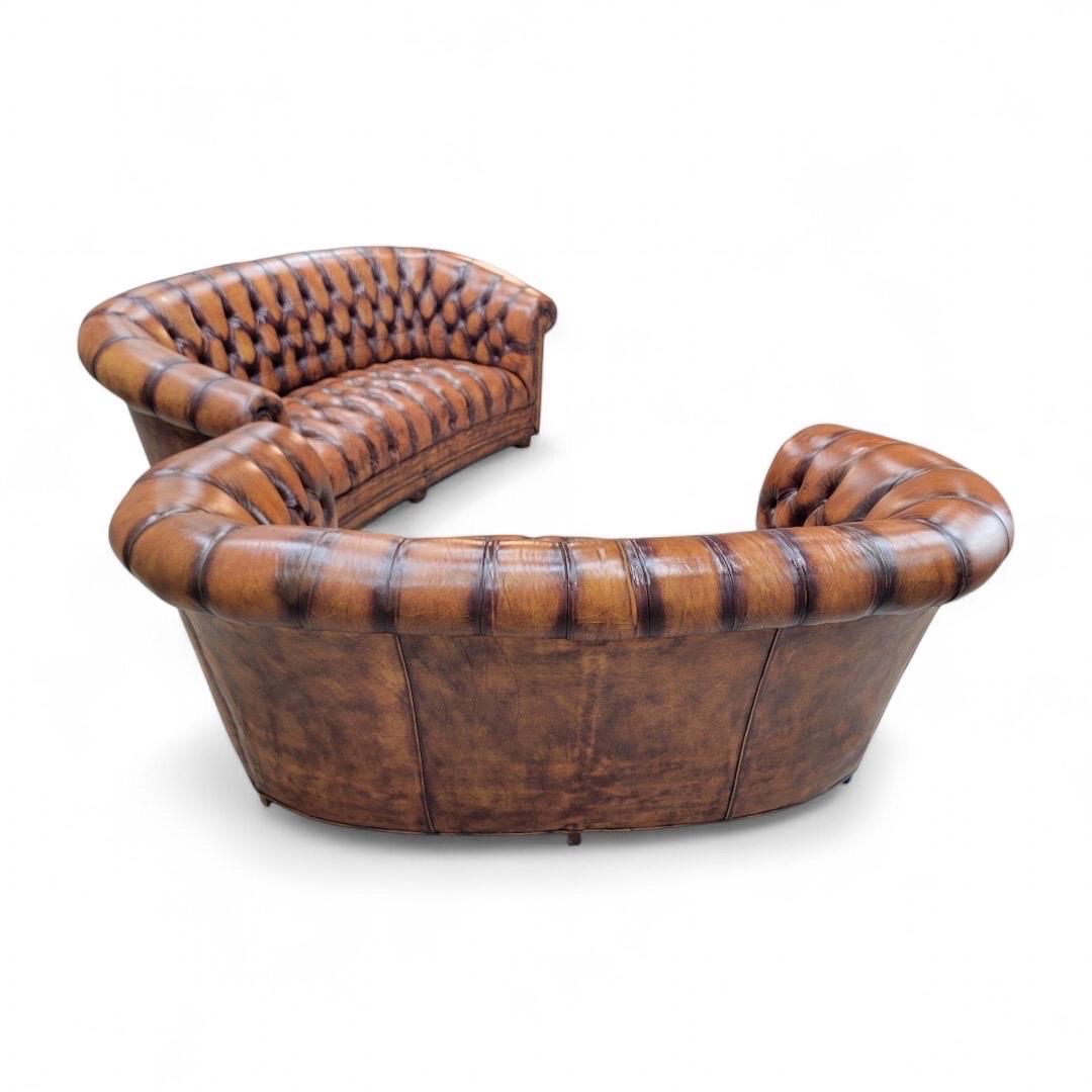 Vintage English Tufted Distressed Cognac Leder Chesterfield Sofa - Paar im Angebot 1
