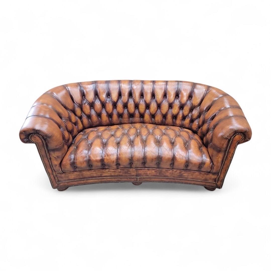 Vintage English Tufted Distressed Cognac Leder Chesterfield Sofa - Paar im Angebot 2