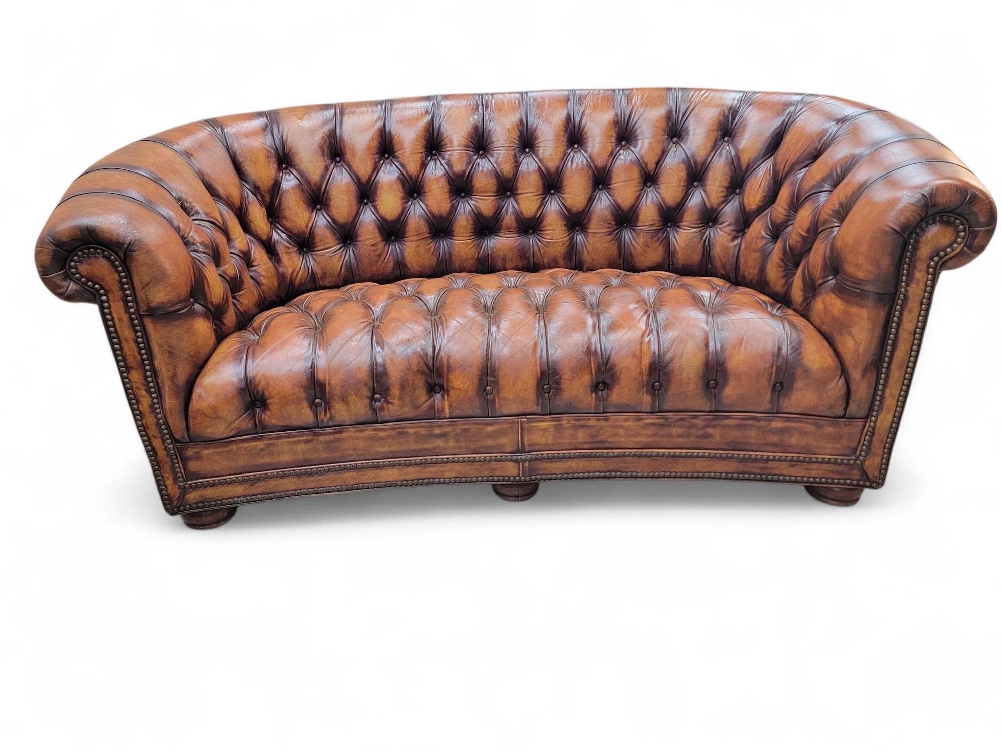 Vintage English Tufted Distressed Cognac Leder Chesterfield Sofa - Paar im Angebot 3