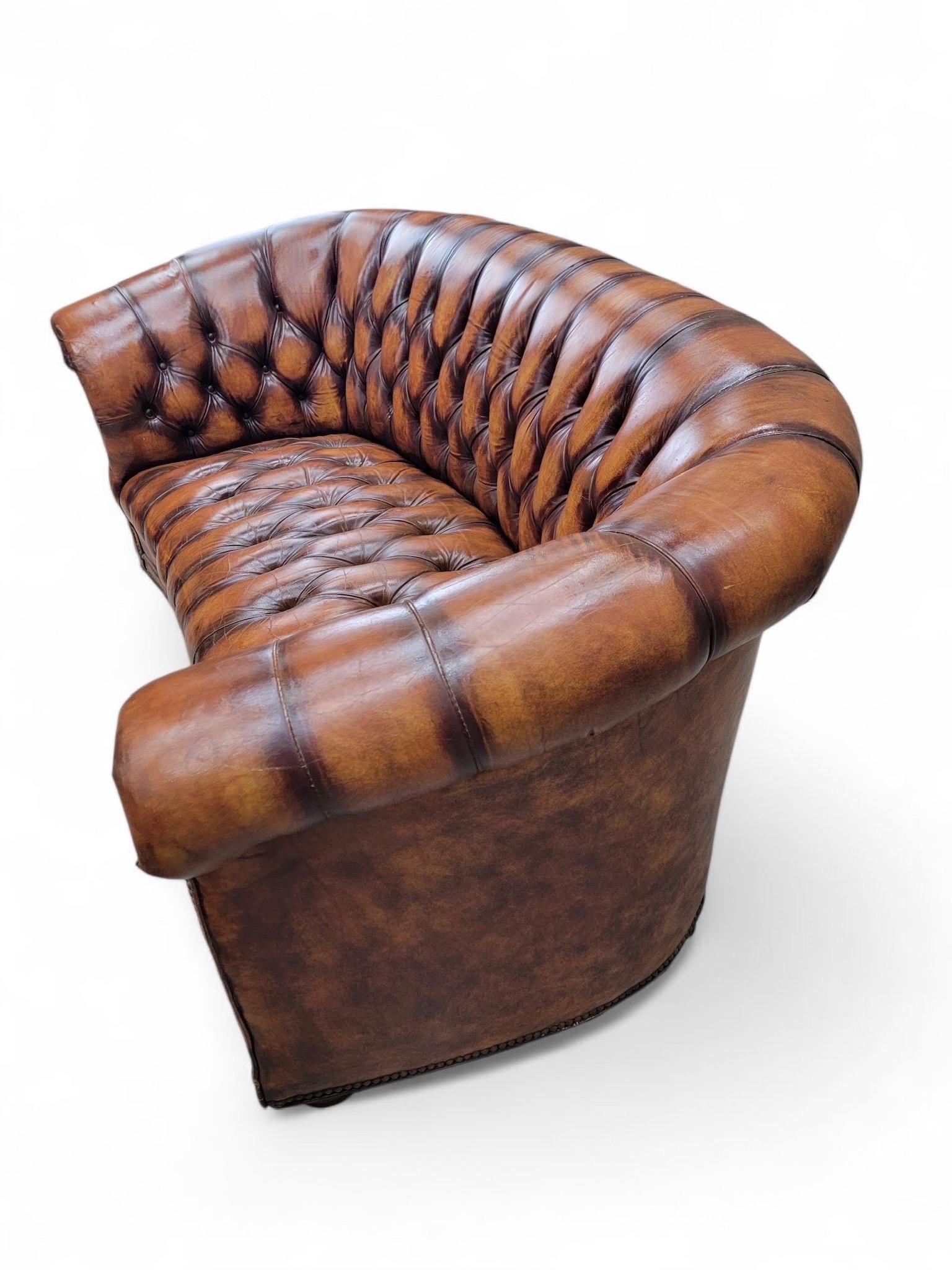 Vintage English Tufted Distressed Cognac Leder Chesterfield Sofa - Paar im Angebot 4