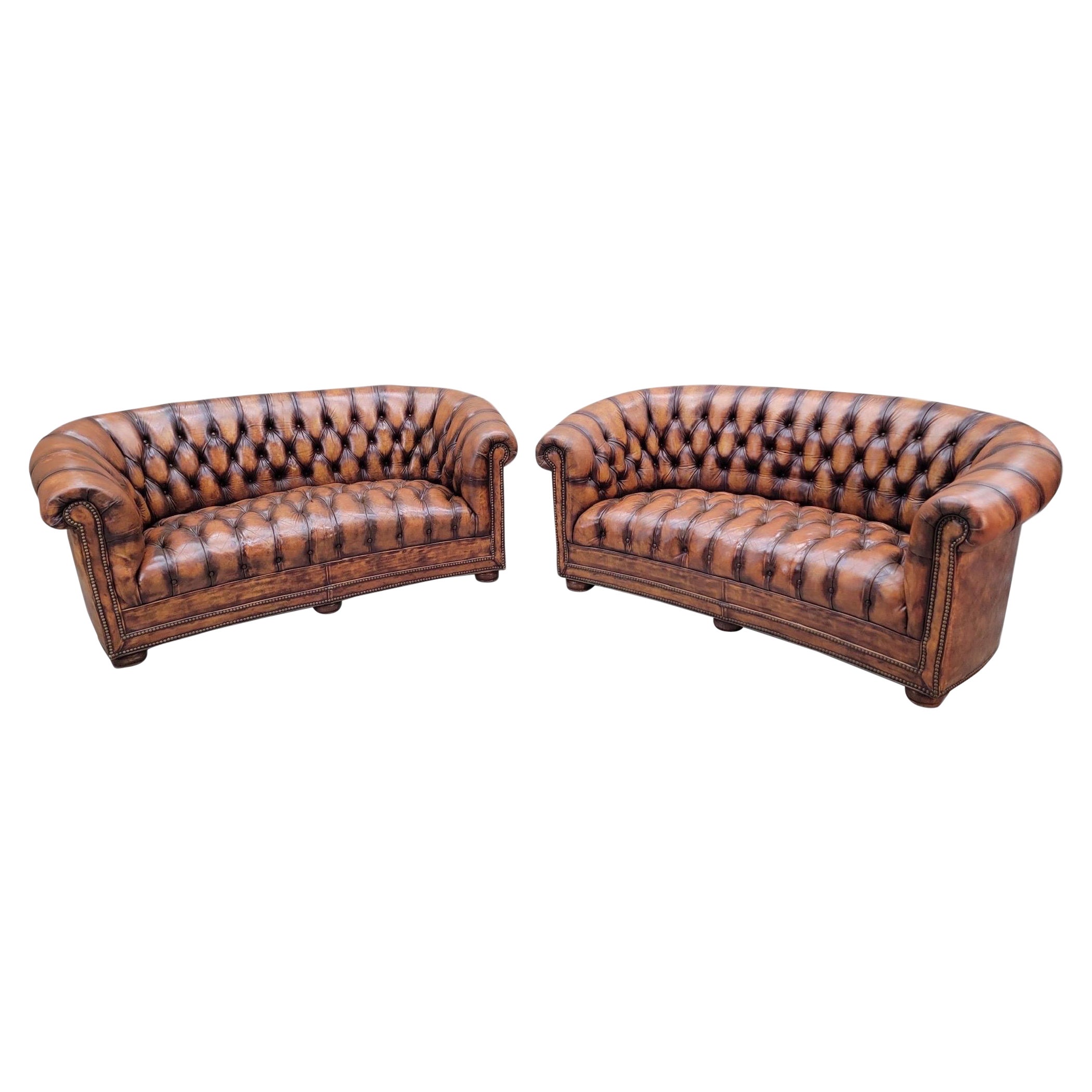 Vintage English Tufted Distressed Cognac Leder Chesterfield Sofa - Paar im Angebot