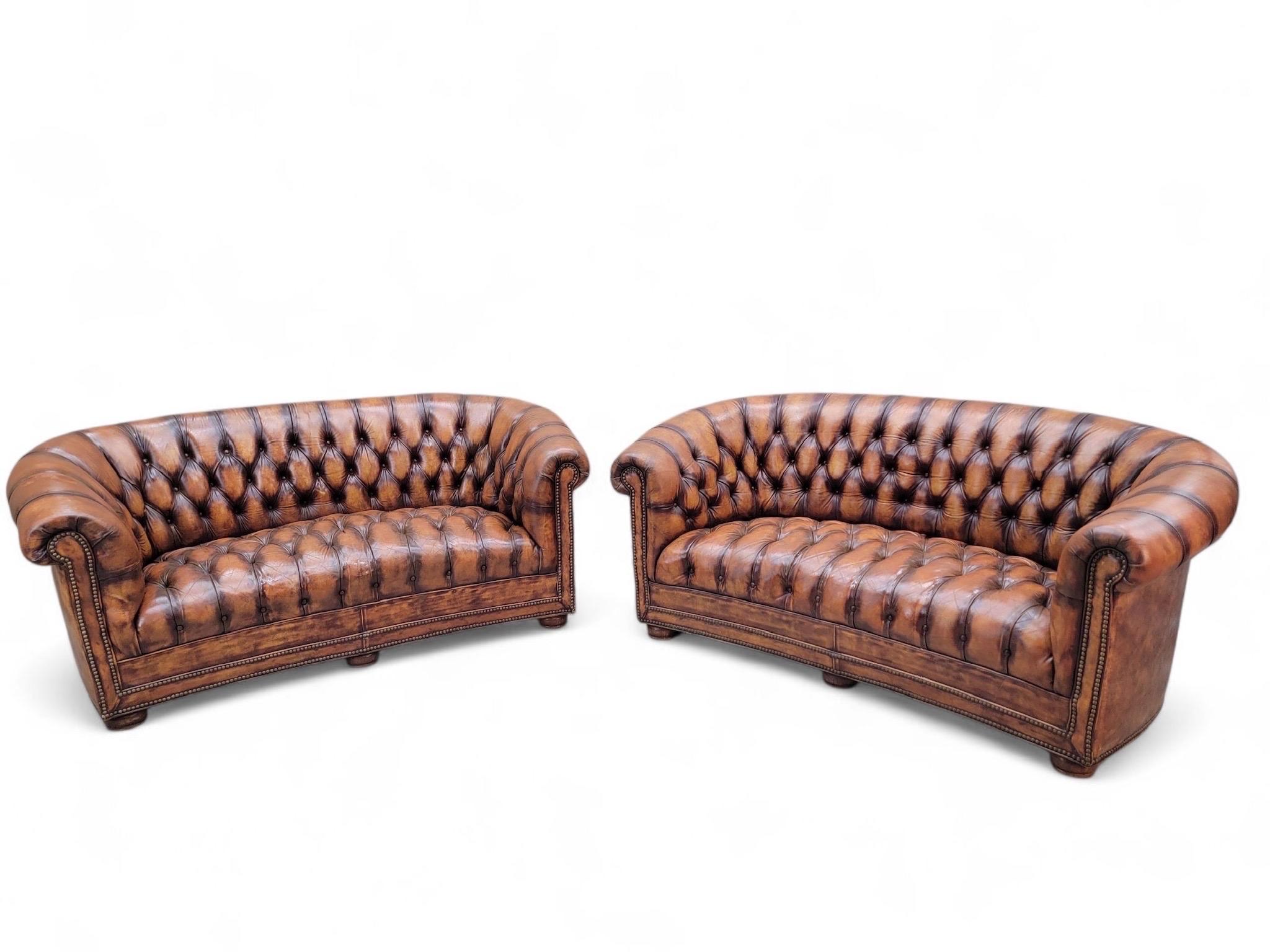 Vintage English Tufted Distressed Cognac Leder Chesterfield Sofa - Paar