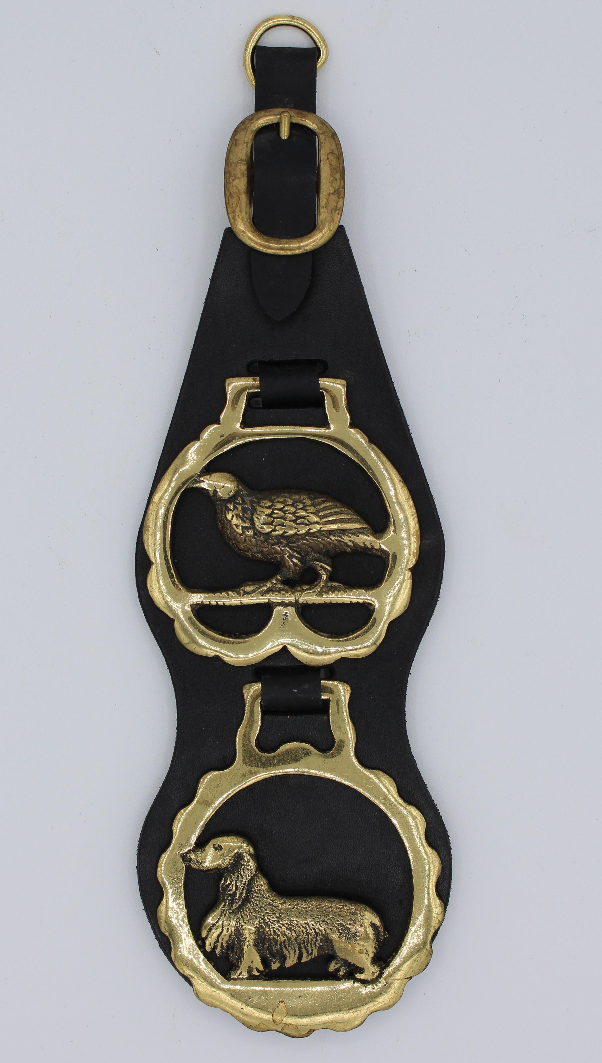 Vintage 2-horse brass leather horse strap, English. The brasses featuring a quail hen and spaniel.



 