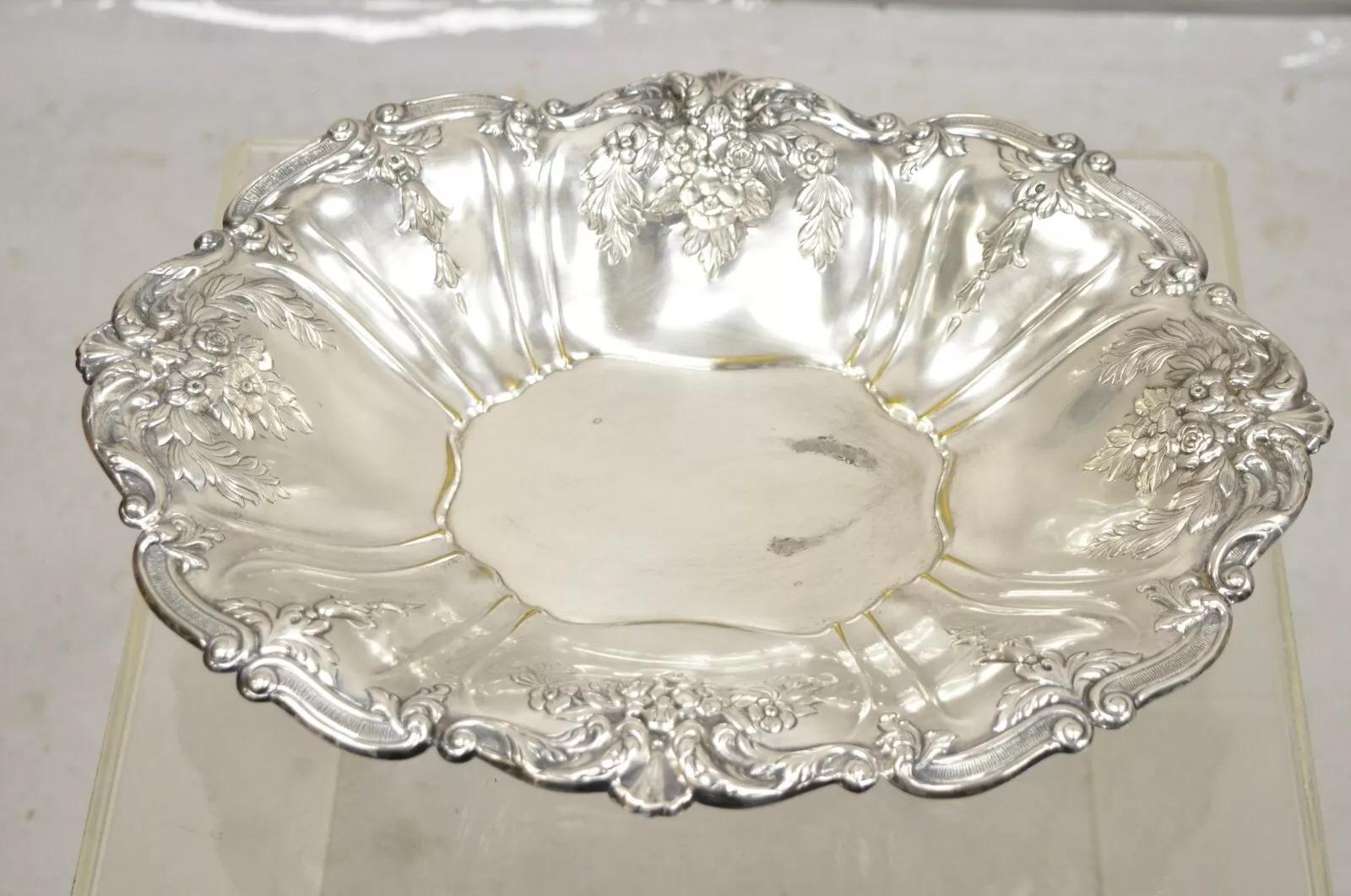 Vintage English Victorian Flower Rose Repousse Silver Plated Footed Oval Dish. CIRCA Anfang bis Mitte des 20. Jahrhunderts. Abmessungen:  4