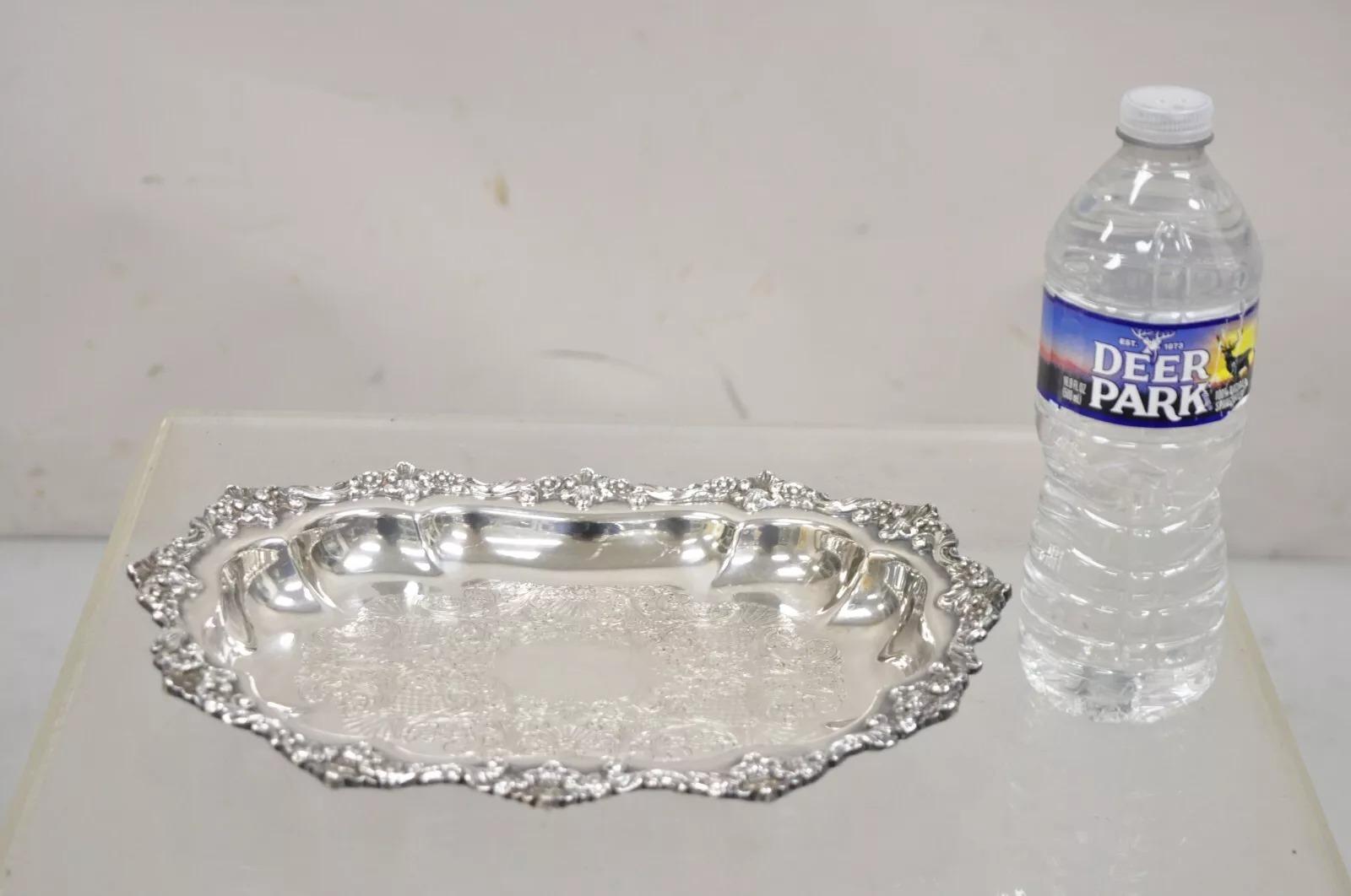 Vintage English Victorian Oval Silver Plated Ornate Scalloped Trinket Dish Tray. Circa Mitte des 20. Jahrhunderts. Abmessungen: 1,5