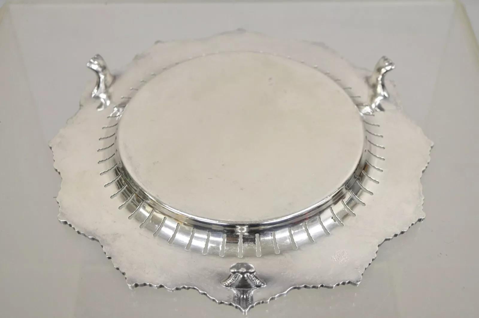 Vintage English Victorian Reticulated Silver Plated Round Footed Serviertablett im Angebot 2