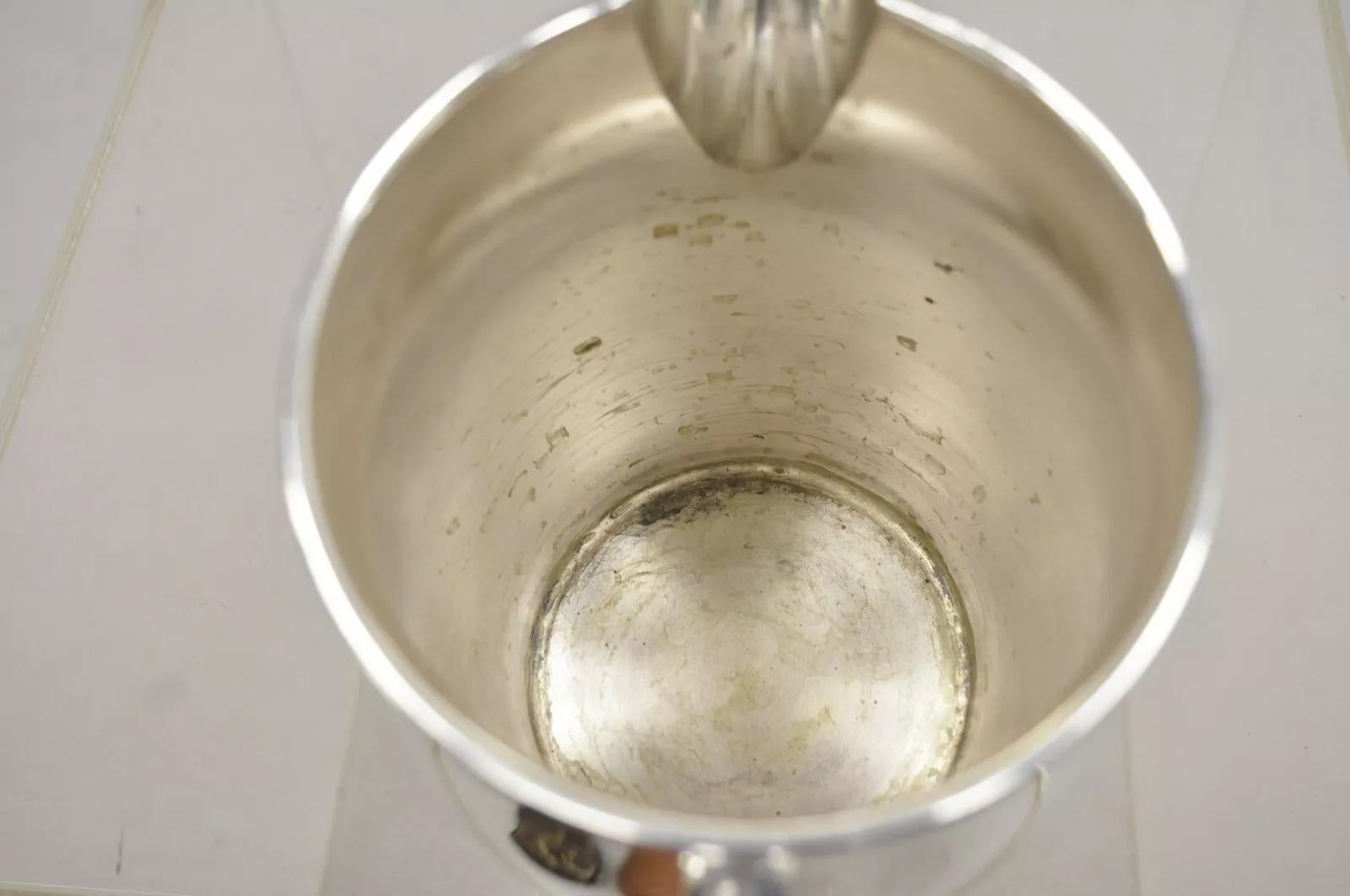 Jarra de agua con forma bulbosa de la época victoriana inglesa bañada en plata Chapado en plata en venta