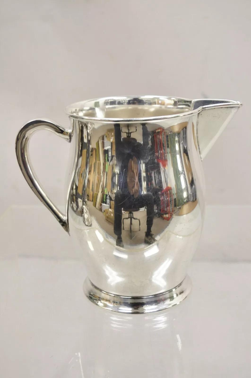 Jarra de agua con forma bulbosa de la época victoriana inglesa bañada en plata en venta 2