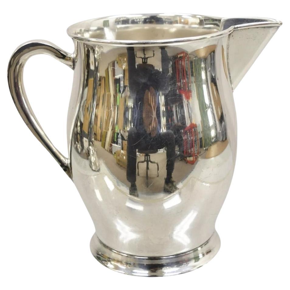 Jarra de agua con forma bulbosa de la época victoriana inglesa bañada en plata en venta