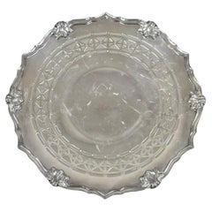 Bandeja vintage inglesa victoriana plateada con pie redondo perforado para servir