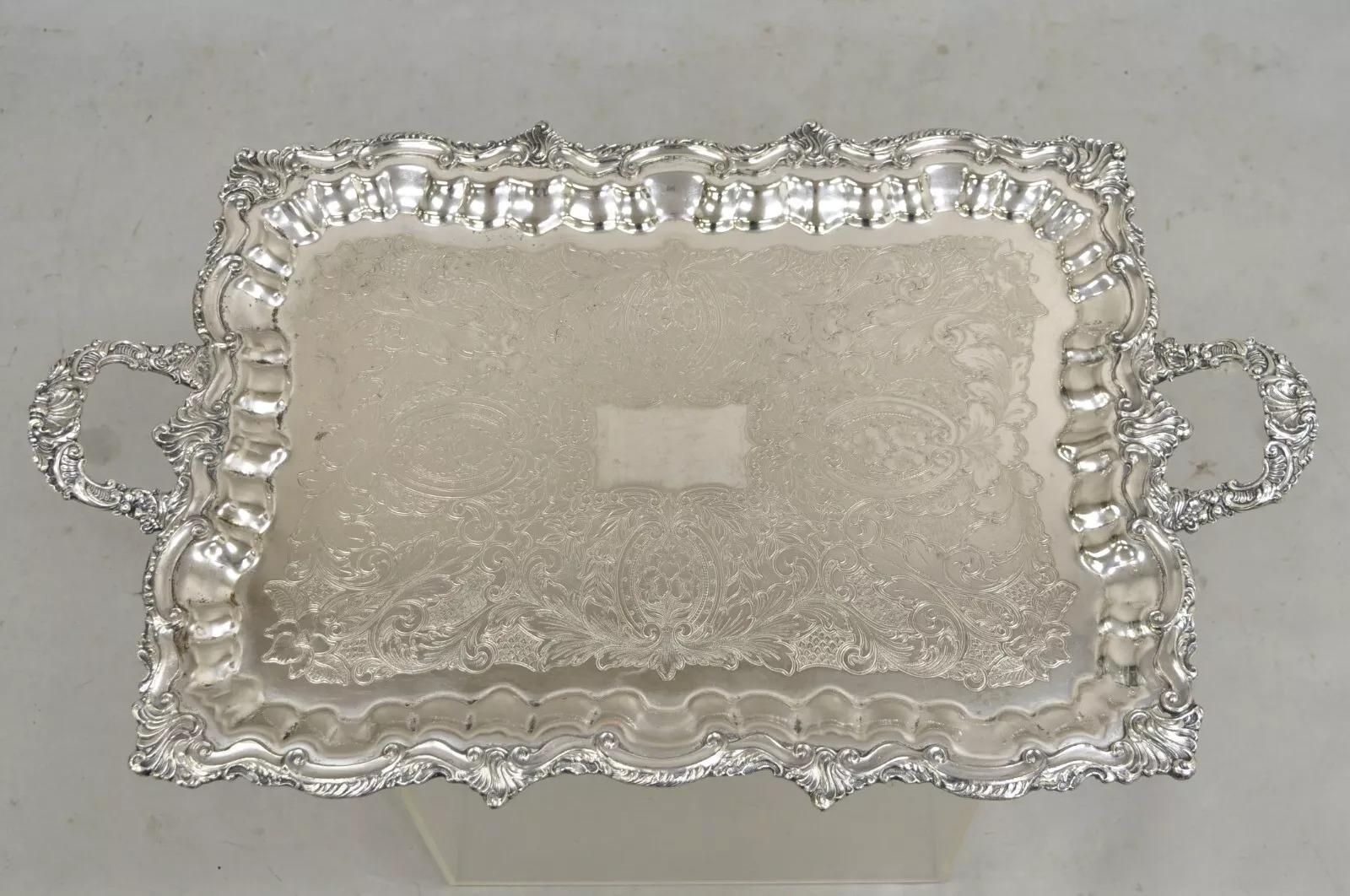 Bandeja de plata inglesa victoriana con dos asas. Con borde festoneado, asas en forma de concha, pies adornados y sello original. Mediados del siglo XX. Medidas: 3