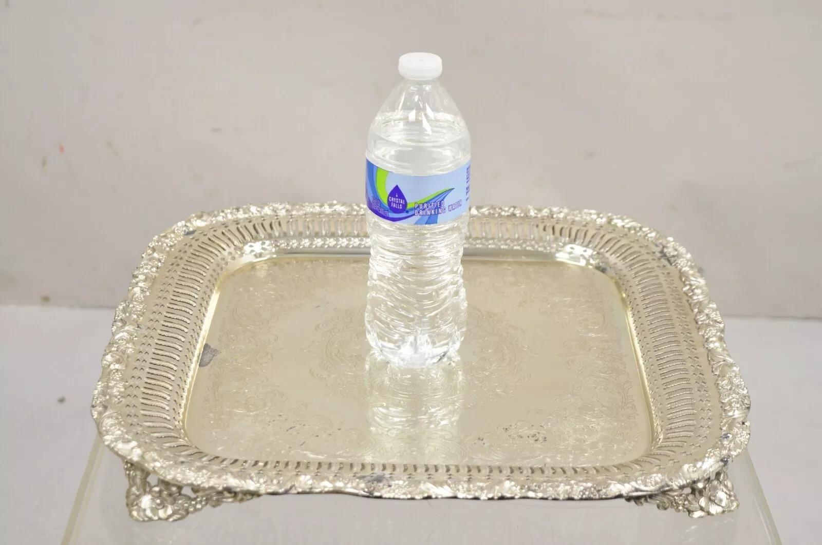 Vintage English Victorian Silver Plated Reticulated Square Serving Platter Tray. Der Gegenstand weist eine verzierte durchbrochene Galerie auf, die in der Mitte graviert ist und durchgehend mit Blumendekoration versehen ist, und steht auf Füßen.