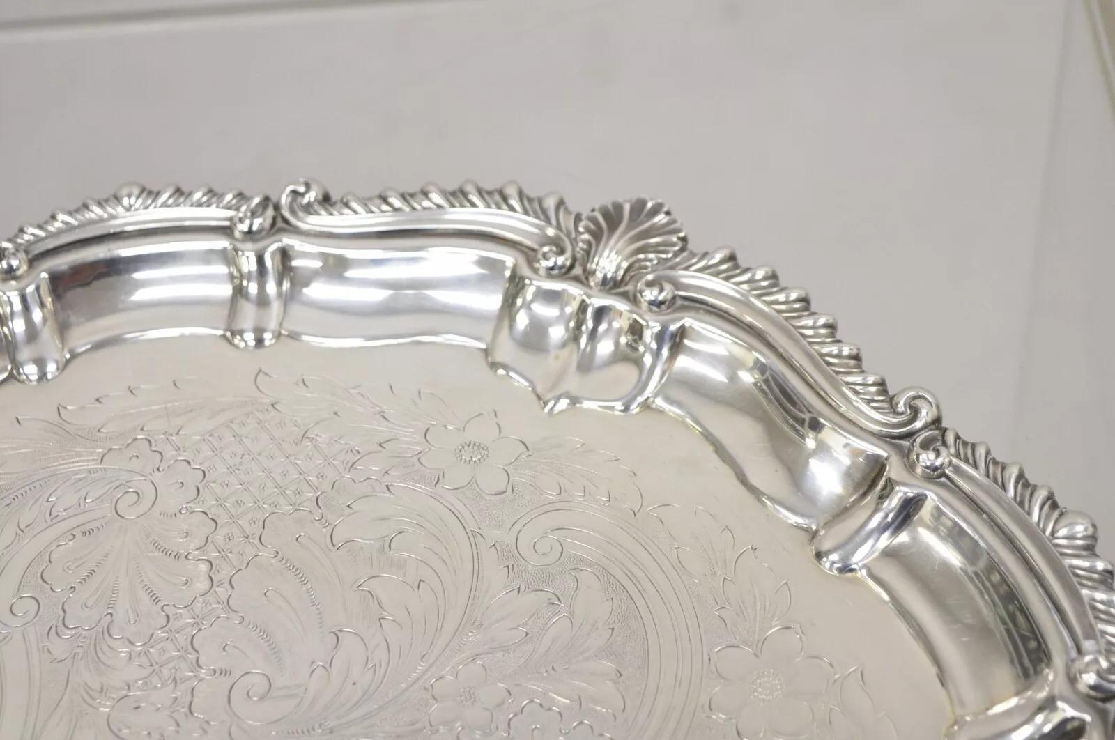 20ième siècle Vintage English Victorian Silver Plated Round Scalloped Serving Platter Tray en vente