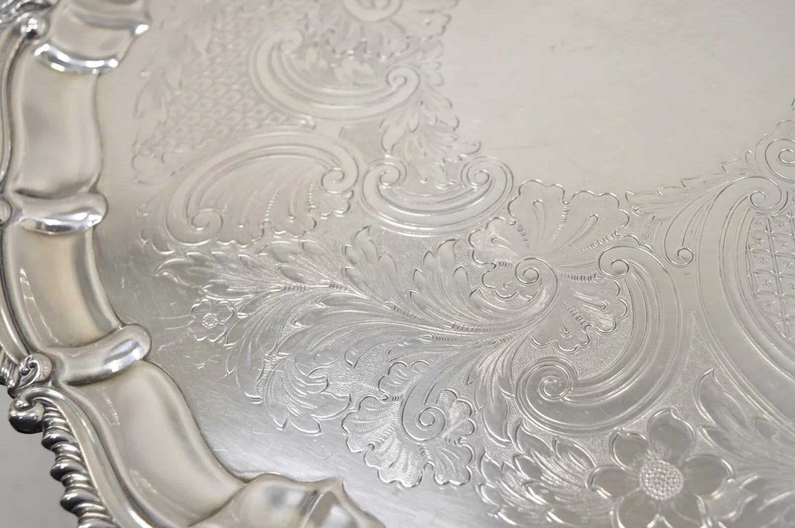 Plaqué argent Vintage English Victorian Silver Plated Round Scalloped Serving Platter Tray en vente