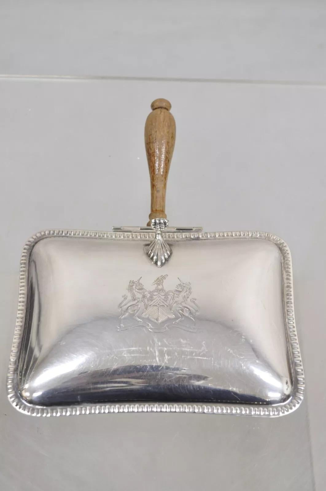 Vintage English Victorian Silver Plated Silent Butler Crumb Catcher. Circa Mitte des 20. Jahrhunderts. Abmessungen: 3