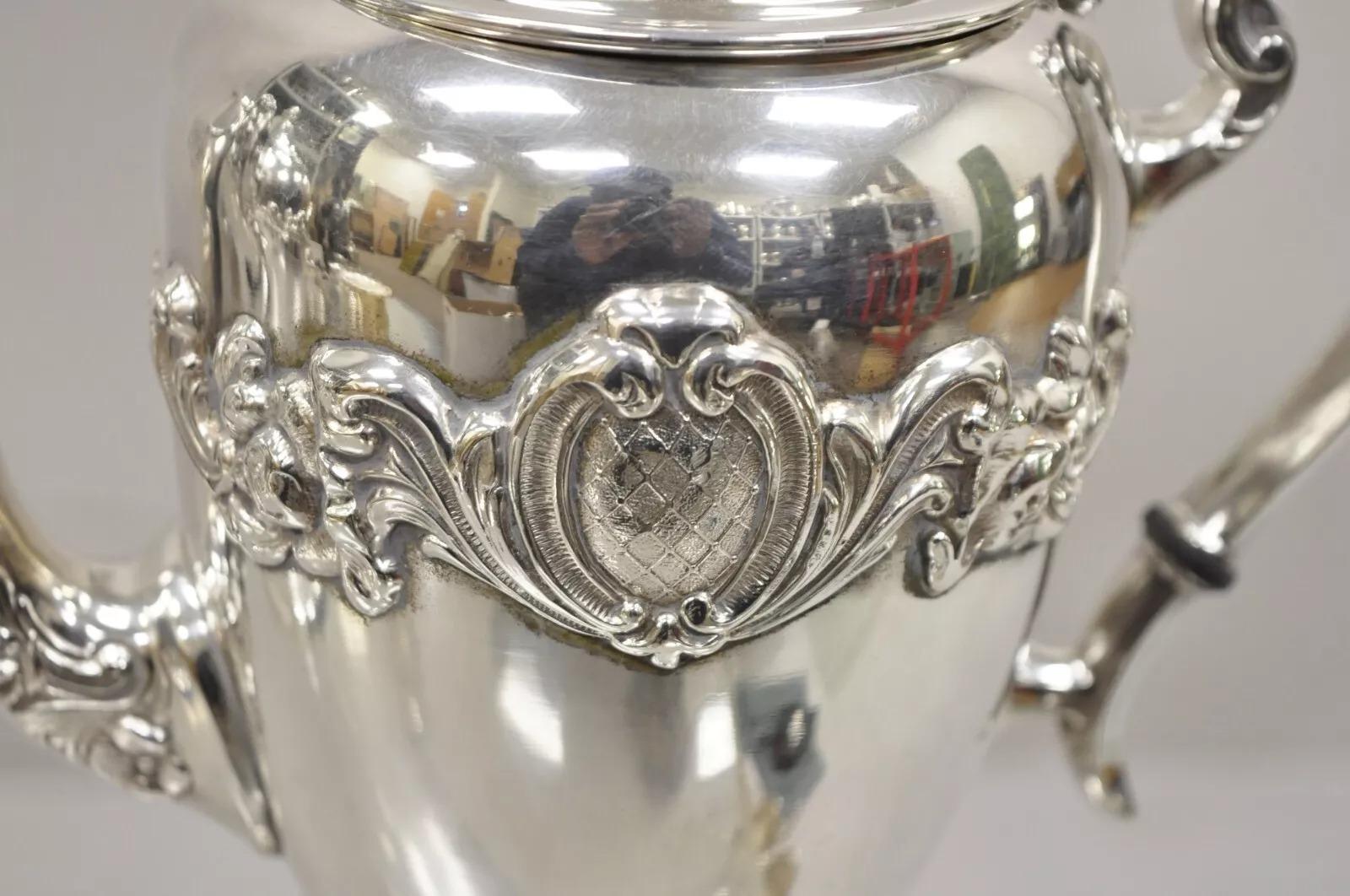 20ième siècle Service à thé anglais victorien vintage en métal argenté avec bouilloire basculante - 6 pièces en vente