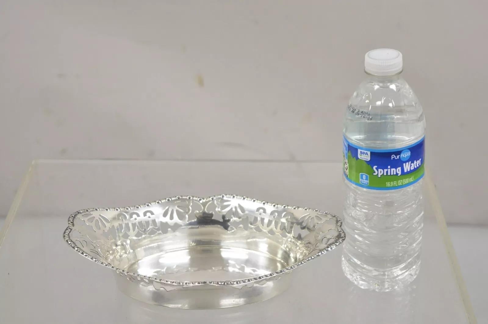 Plato de baratijas vintage inglés victoriano ovalado pequeño chapado en plata con galería perforada en venta 3