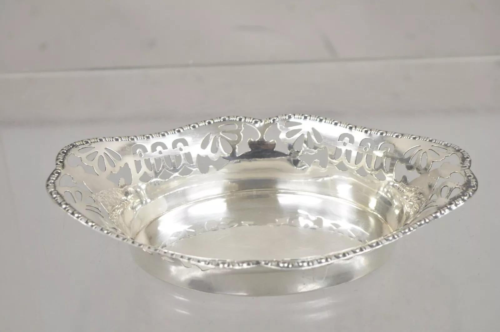 Plato de baratijas vintage inglés victoriano ovalado pequeño chapado en plata con galería perforada. Mediados del siglo XX. Medidas: 2