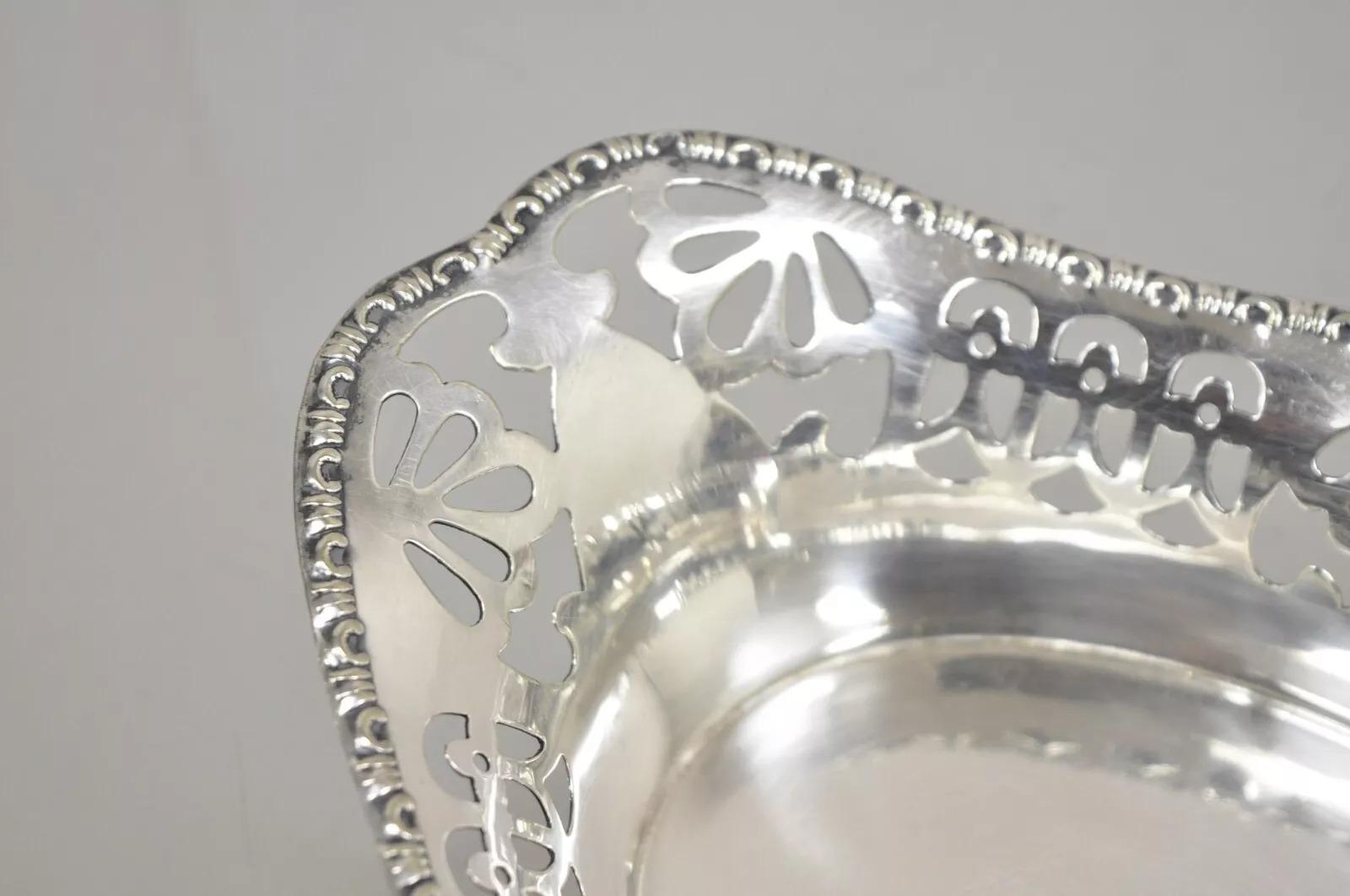 Plato de baratijas vintage inglés victoriano ovalado pequeño chapado en plata con galería perforada Victoriano en venta