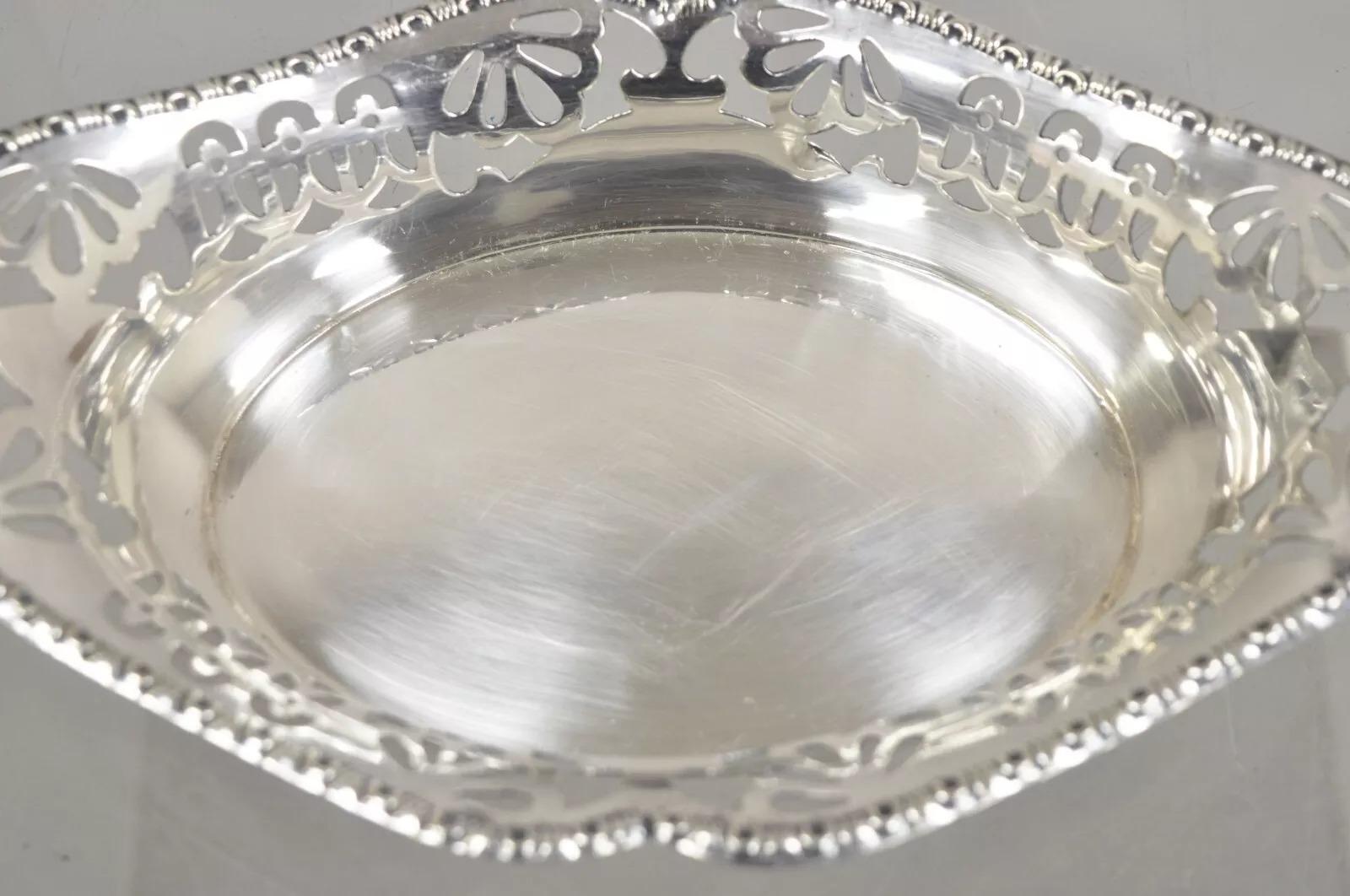 Plato de baratijas vintage inglés victoriano ovalado pequeño chapado en plata con galería perforada en Bueno estado para la venta en Philadelphia, PA