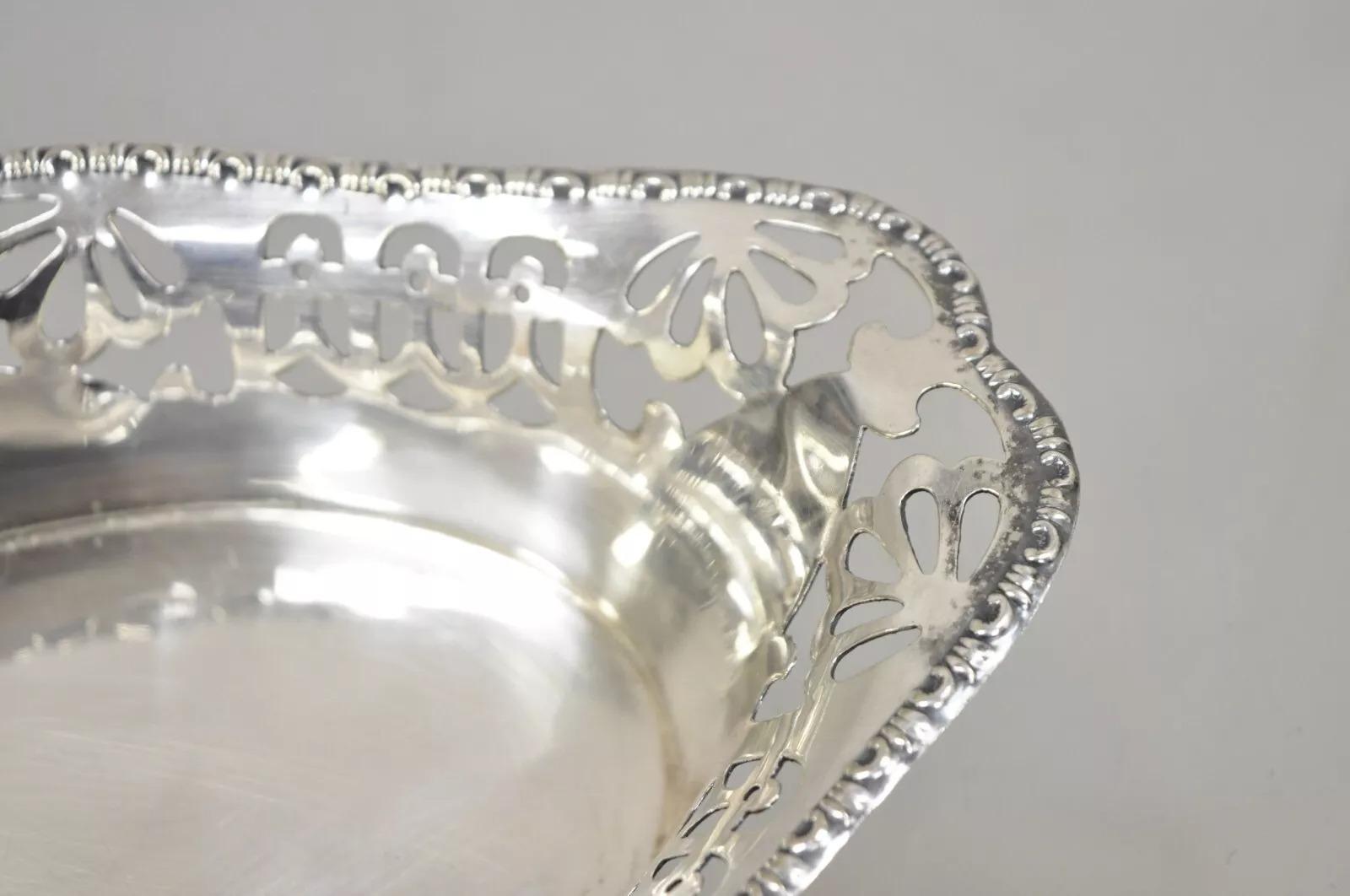 Plato de baratijas vintage inglés victoriano ovalado pequeño chapado en plata con galería perforada Chapado en plata en venta