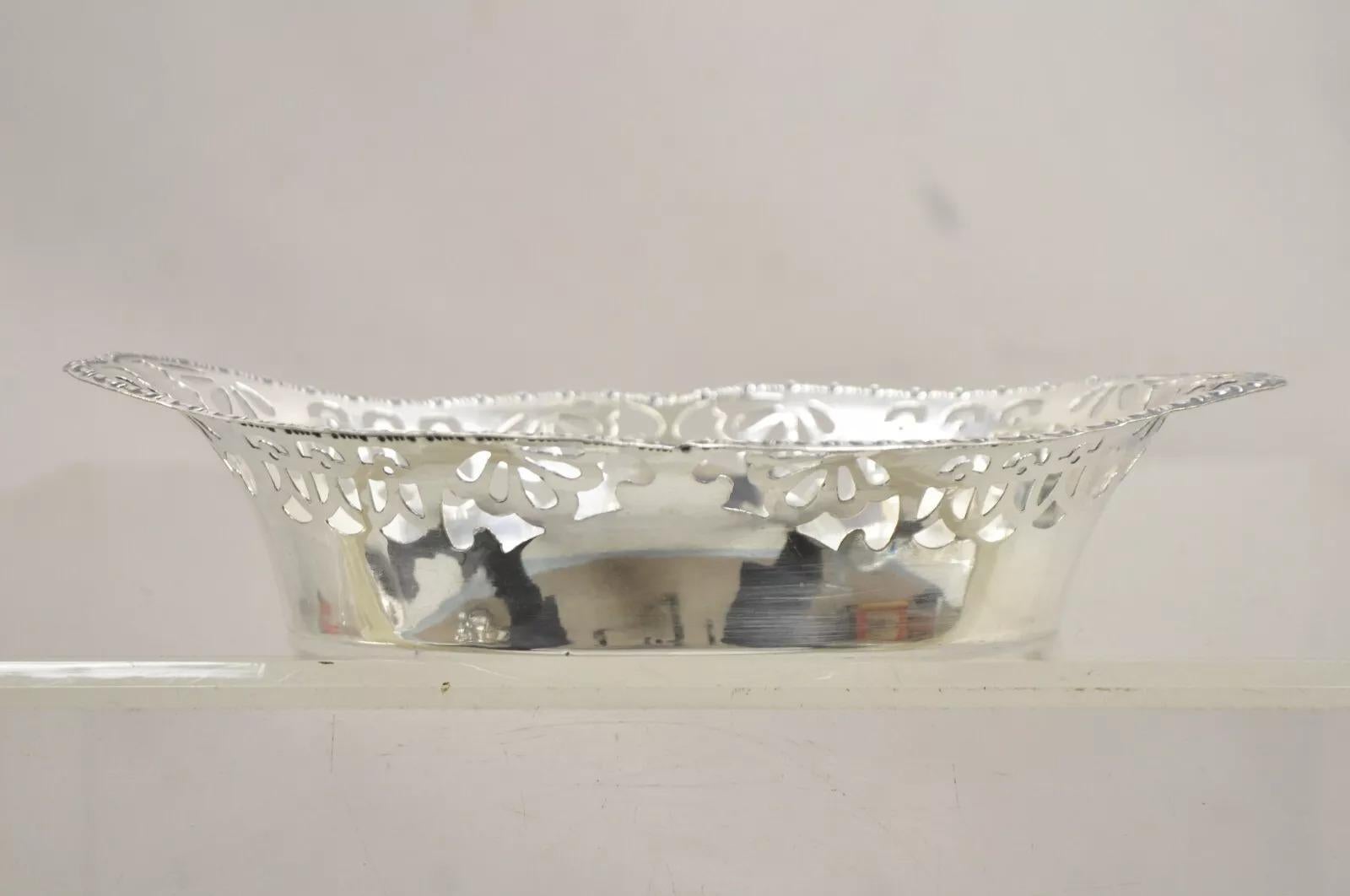 Plato de baratijas vintage inglés victoriano ovalado pequeño chapado en plata con galería perforada en venta 1
