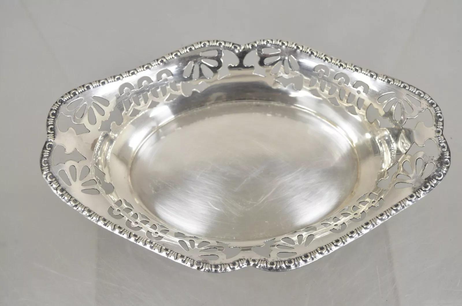Plato de baratijas vintage inglés victoriano ovalado pequeño chapado en plata con galería perforada en venta 2