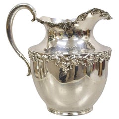 Jarra de agua inglesa de estilo victoriano chapada en plata con motivos de vides