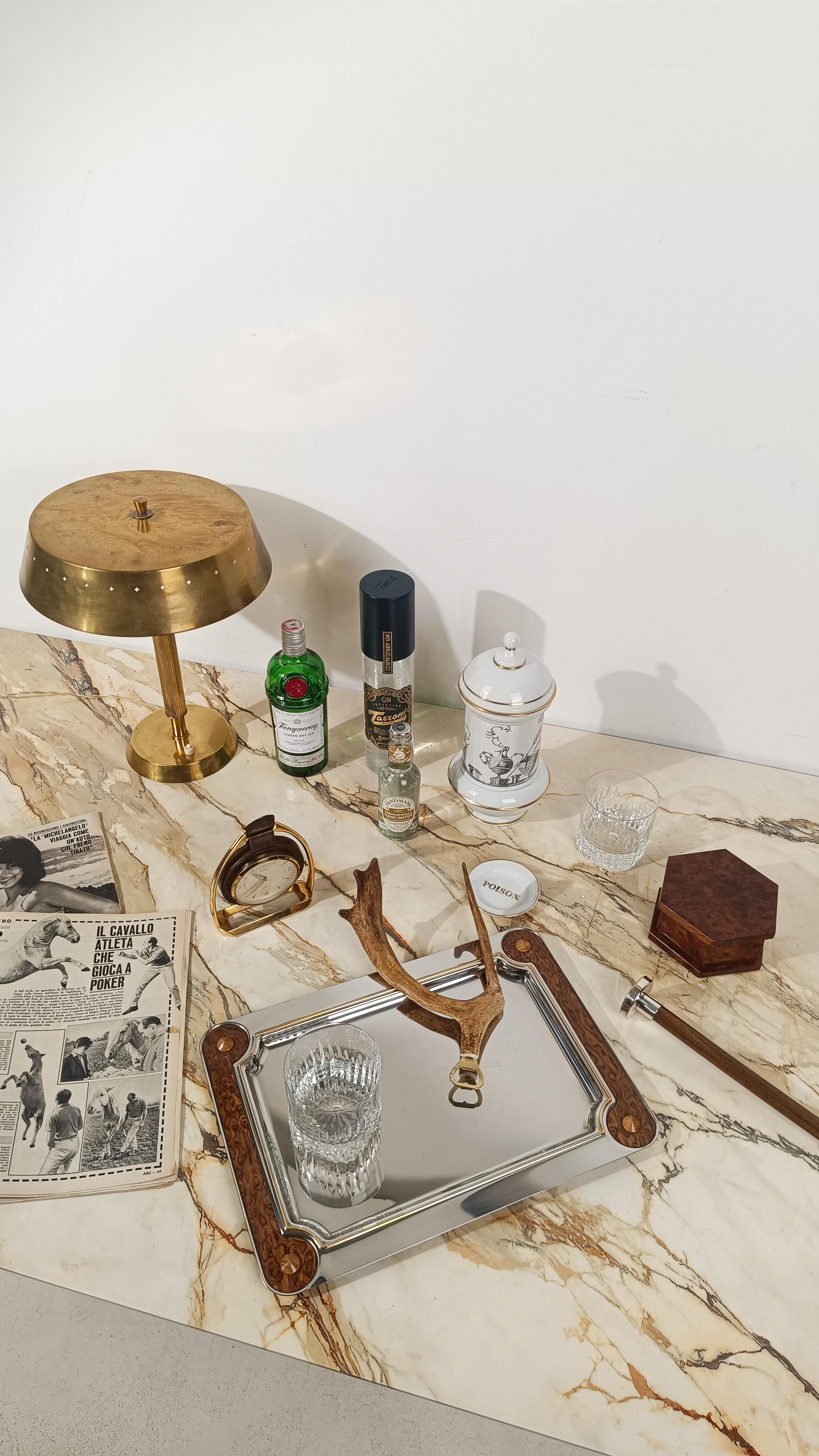 Siamo lieti di offrire in vendita un bastone da passeggio proveniente da una piccola collezione privata.
Molto probabilmente realizzata in Inghilterra, questa canna vintage incarna perfettamente la tendenza del Countrycore britannico.
Risalente alla