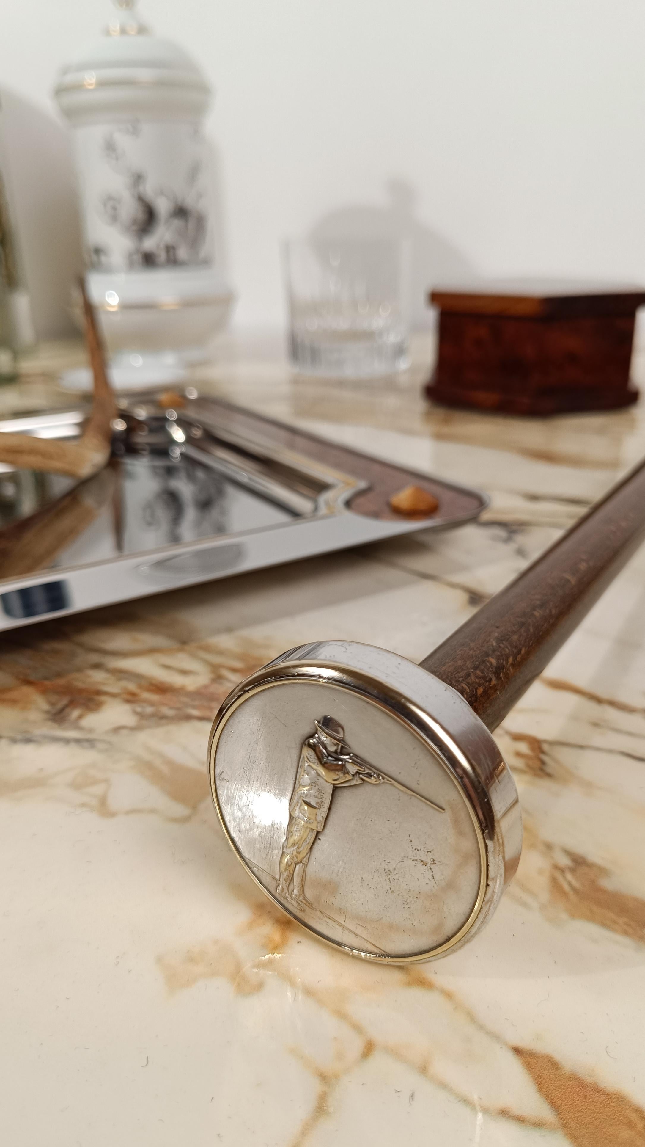 Mid-Century moderno Bastone da passeggio inglese d'epoca con manico placcato in argento raffigurante un tiratore d'argilla in vendita
