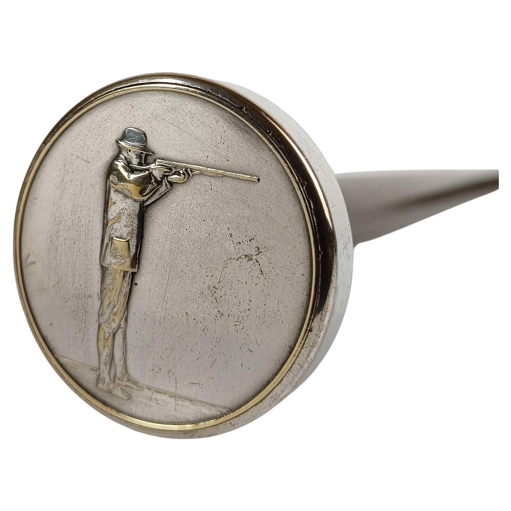 Bastone da passeggio inglese d
epoca con manico placcato in argento raffigurante un tiratore d
argilla in vendita