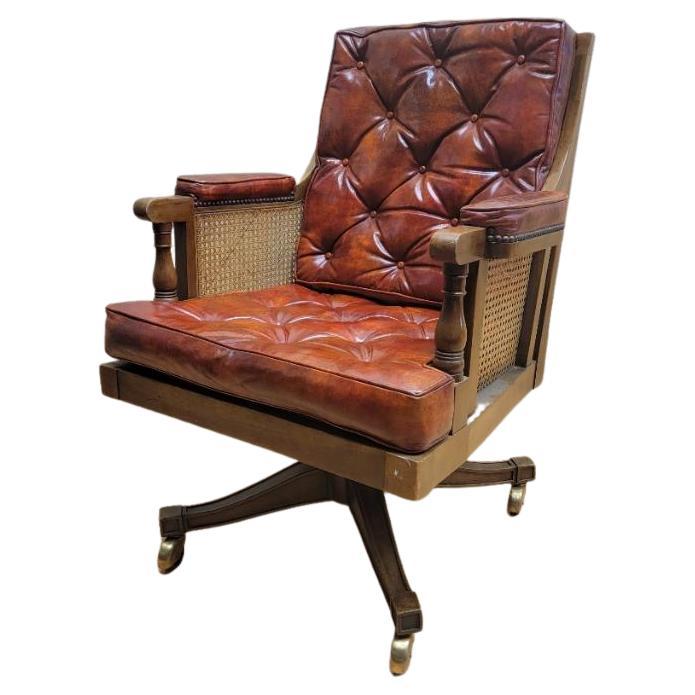  Fauteuil pivotant en cuir touffeté à boutons de style William IV anglais par Baker