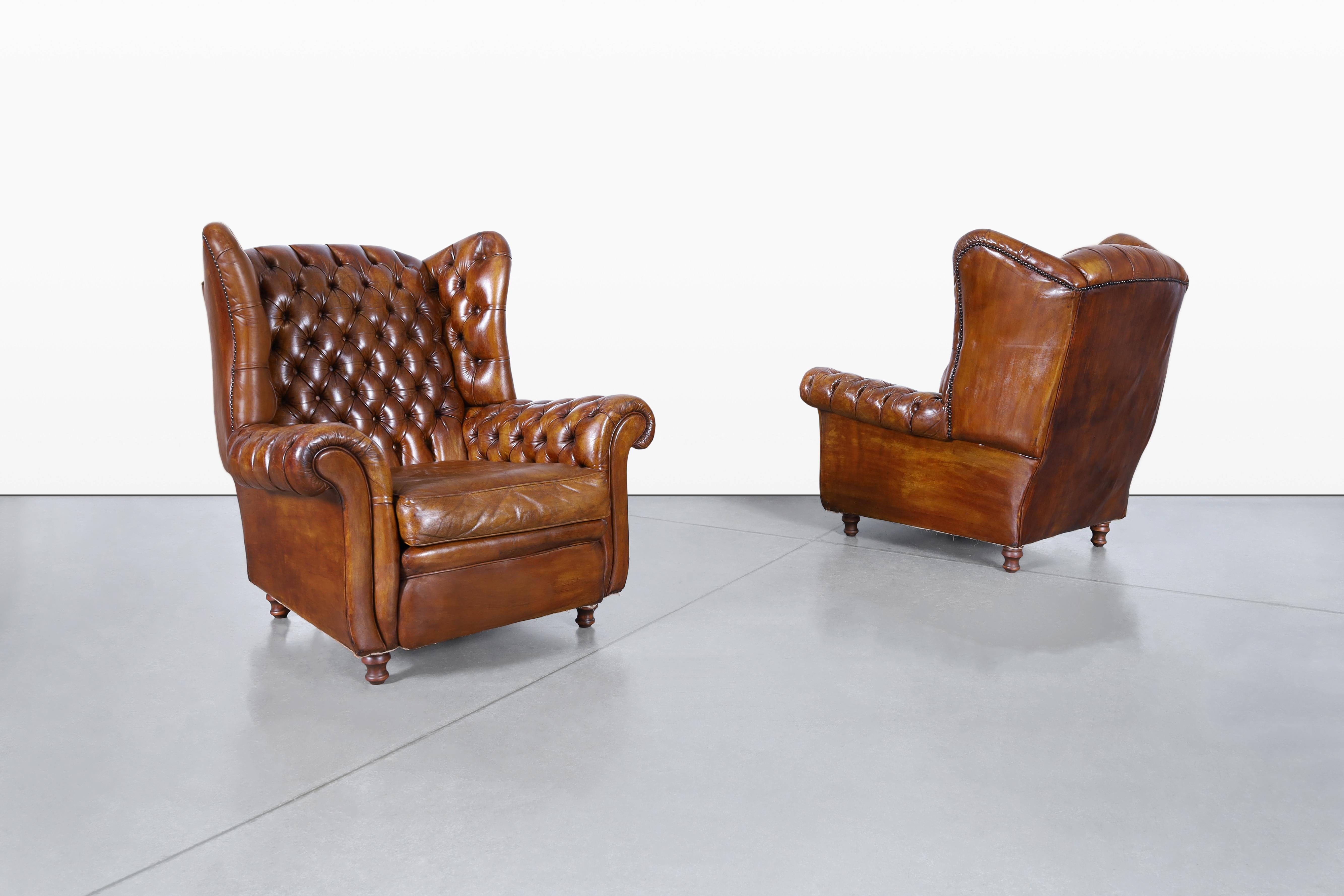 Vintage English Wingback Leder Chesterfield Lounge Stühle (Moderne der Mitte des Jahrhunderts) im Angebot