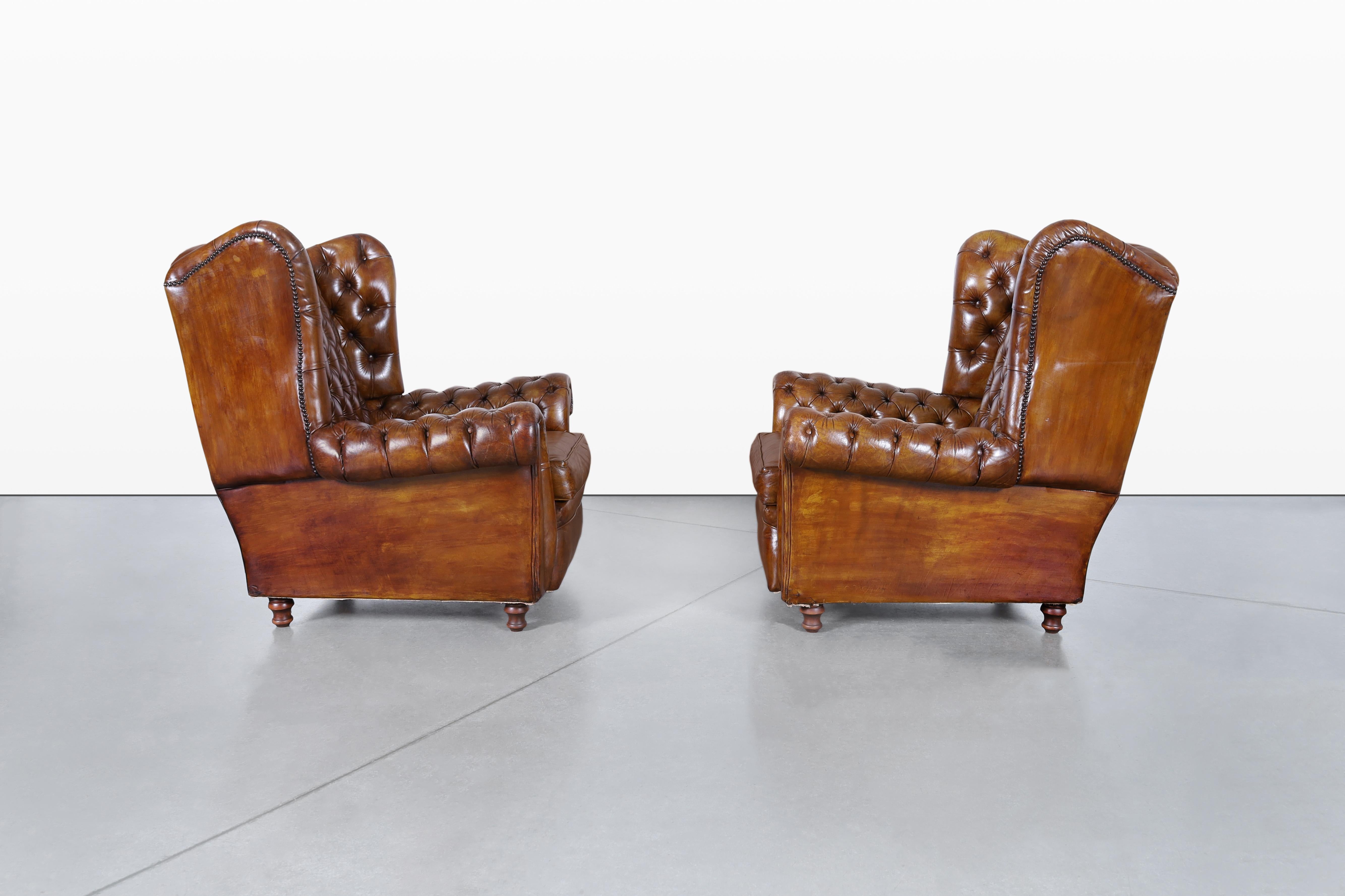 Vintage English Wingback Leder Chesterfield Lounge Stühle (Britisch) im Angebot