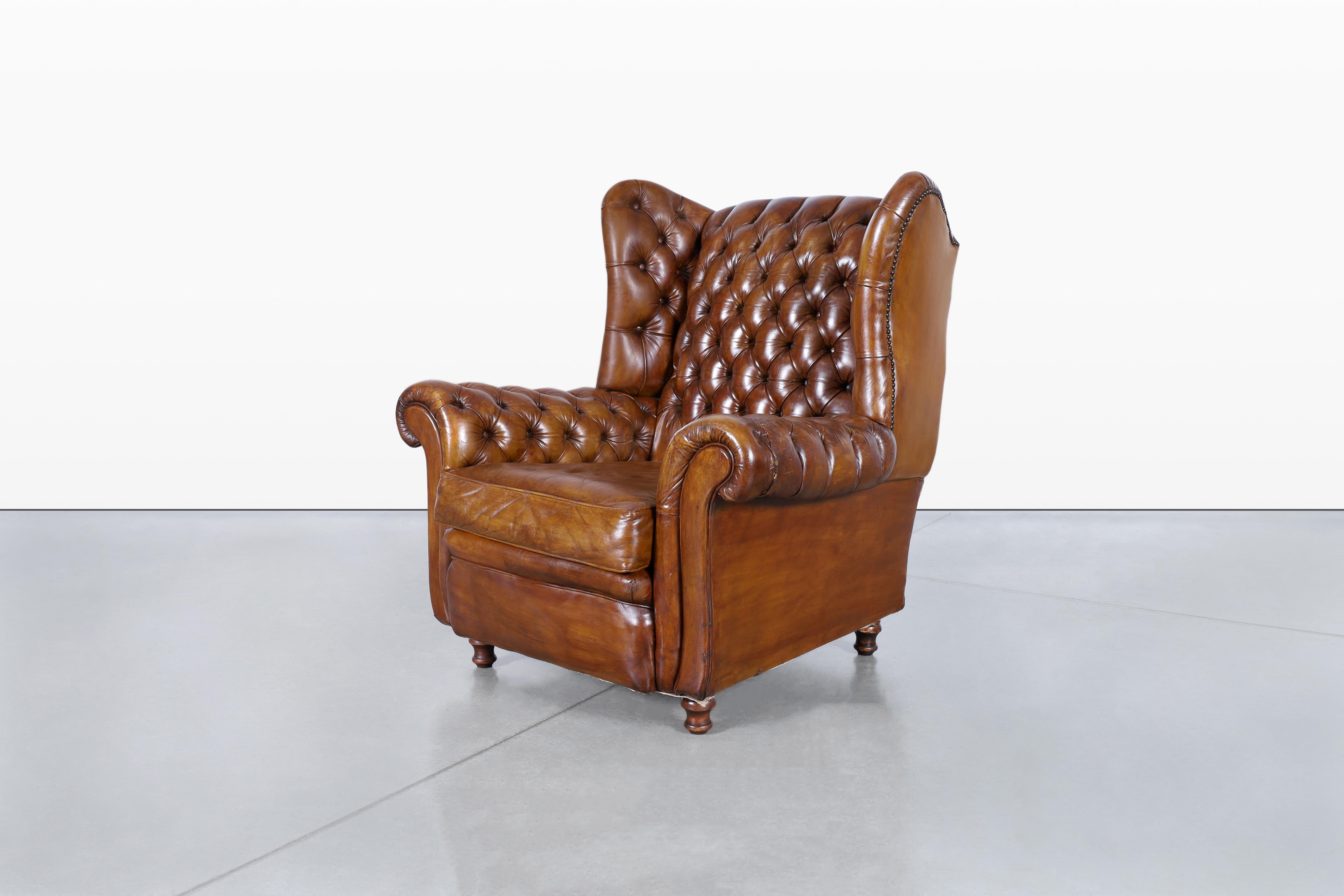 Vintage English Wingback Leder Chesterfield Lounge Stühle (20. Jahrhundert) im Angebot