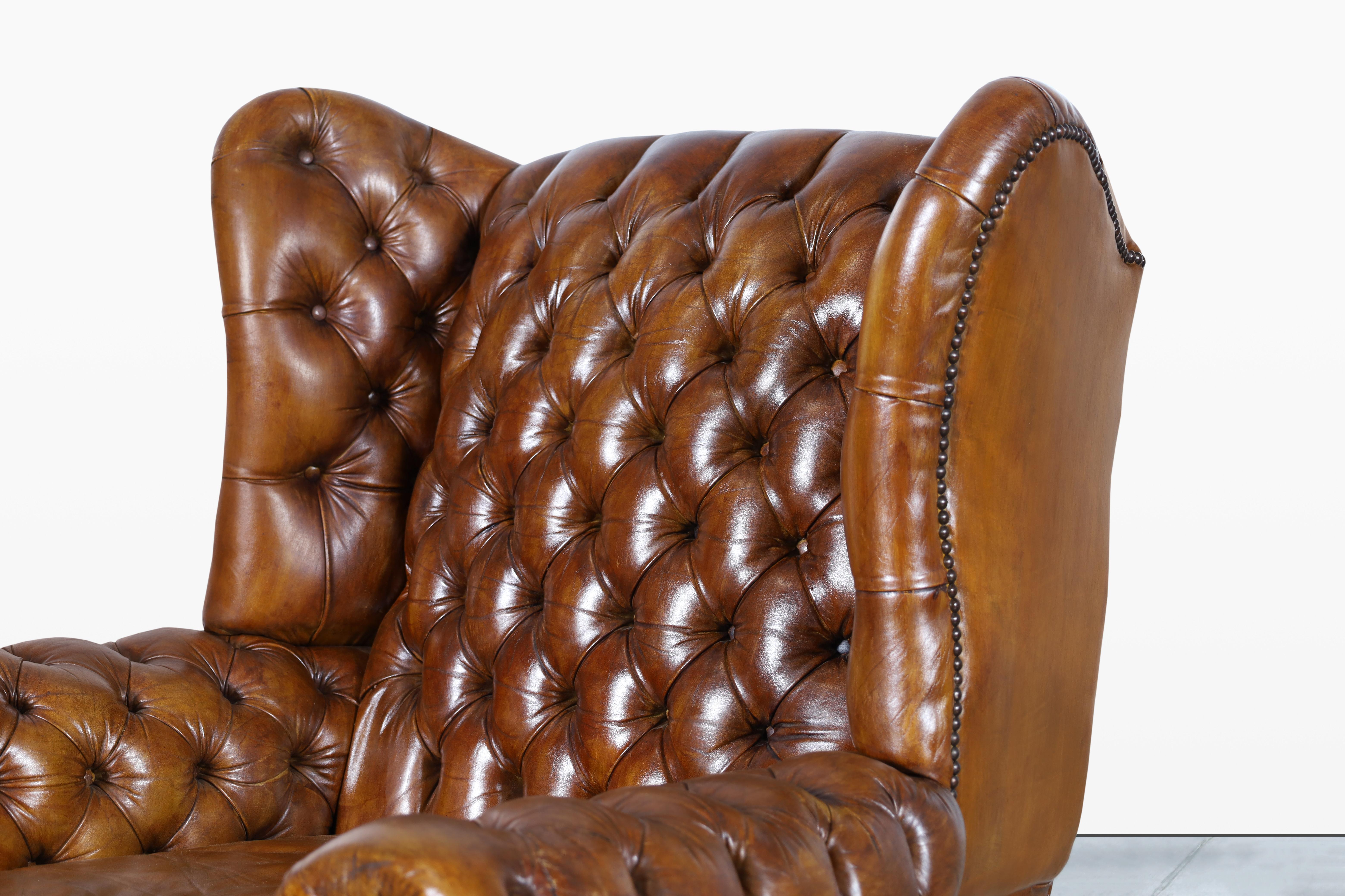 Vintage English Wingback Leder Chesterfield Lounge Stühle (Messing) im Angebot