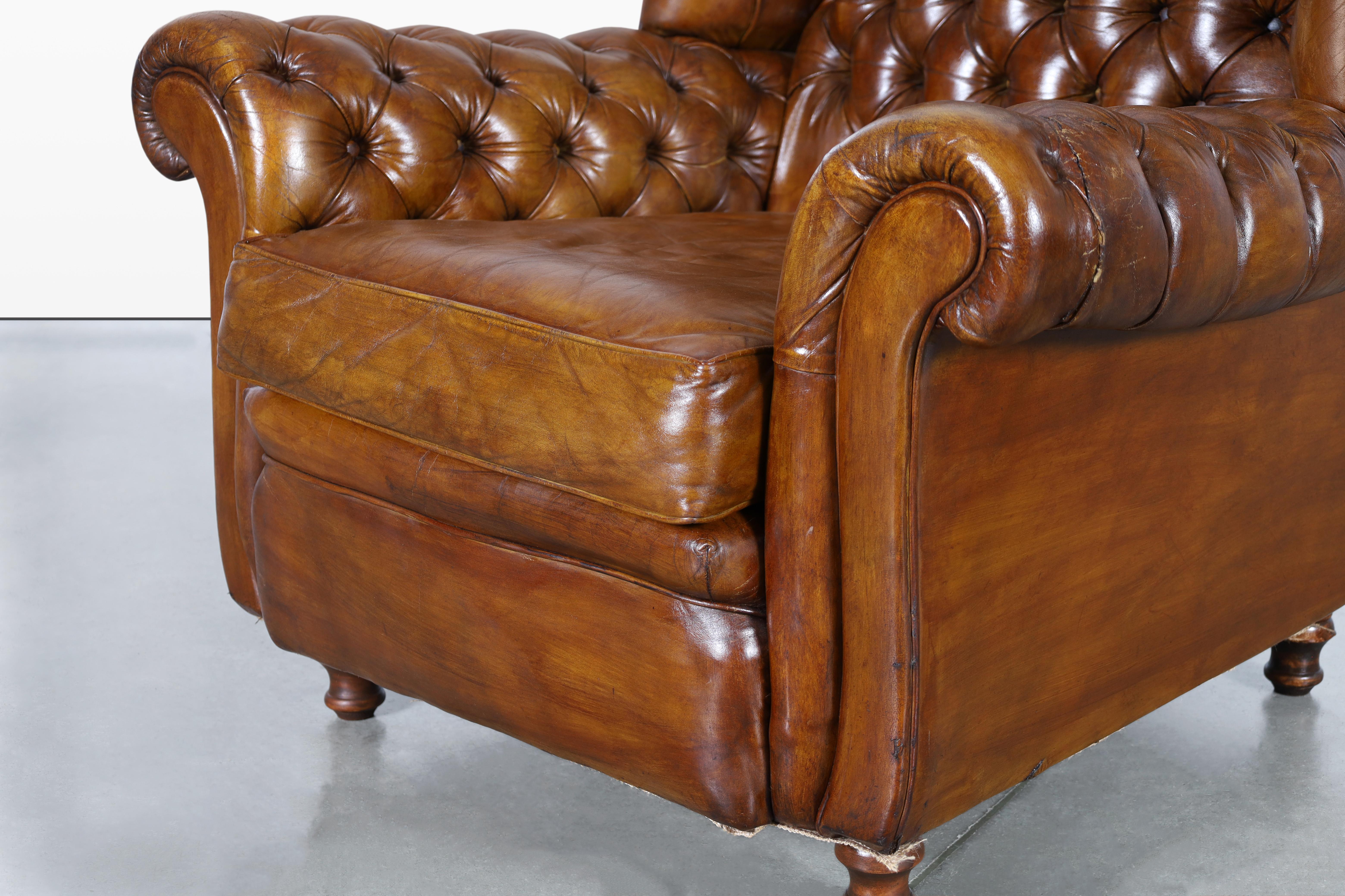 Vintage English Wingback Leder Chesterfield Lounge Stühle im Angebot 1