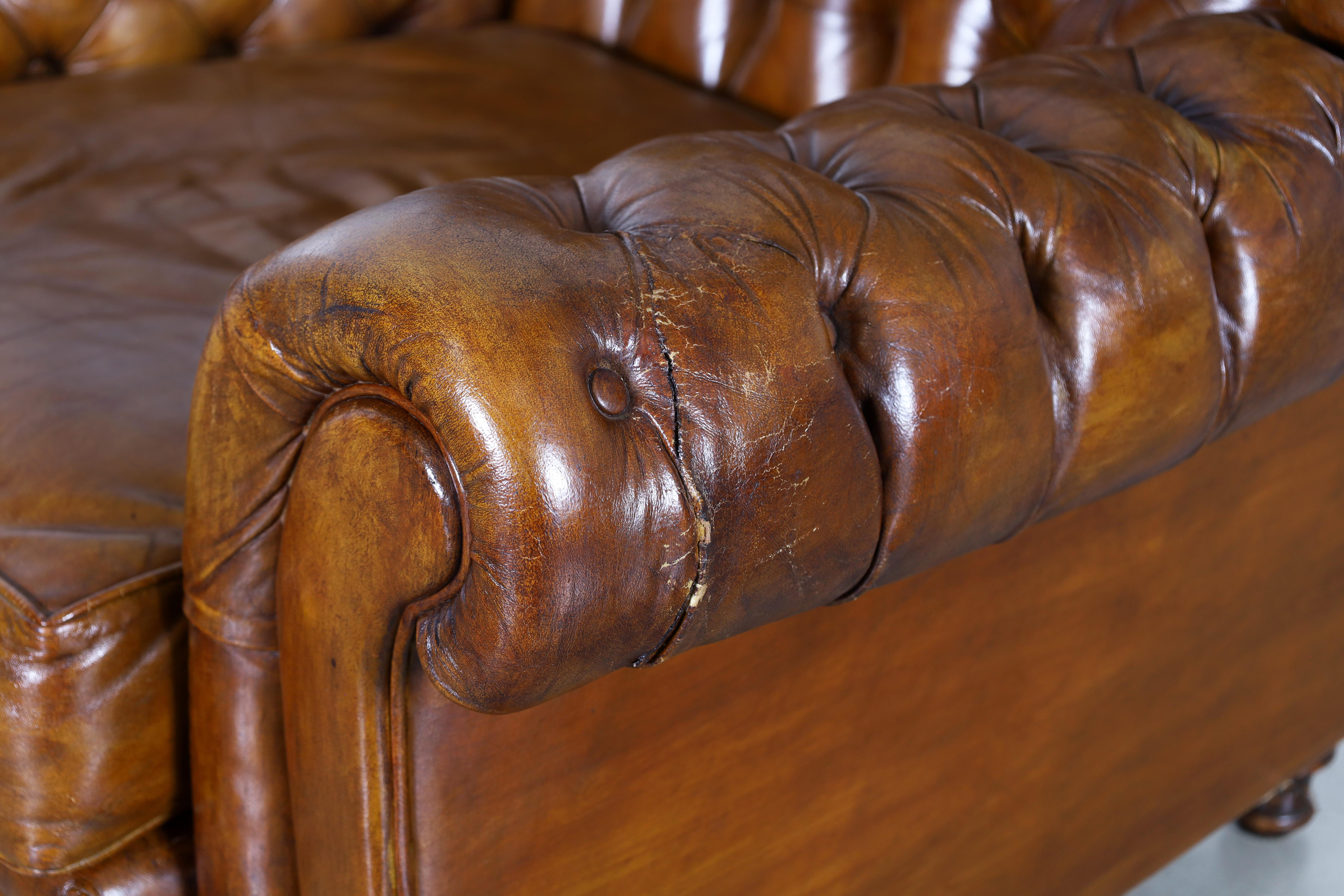 Vintage English Wingback Leder Chesterfield Lounge Stühle im Angebot 2