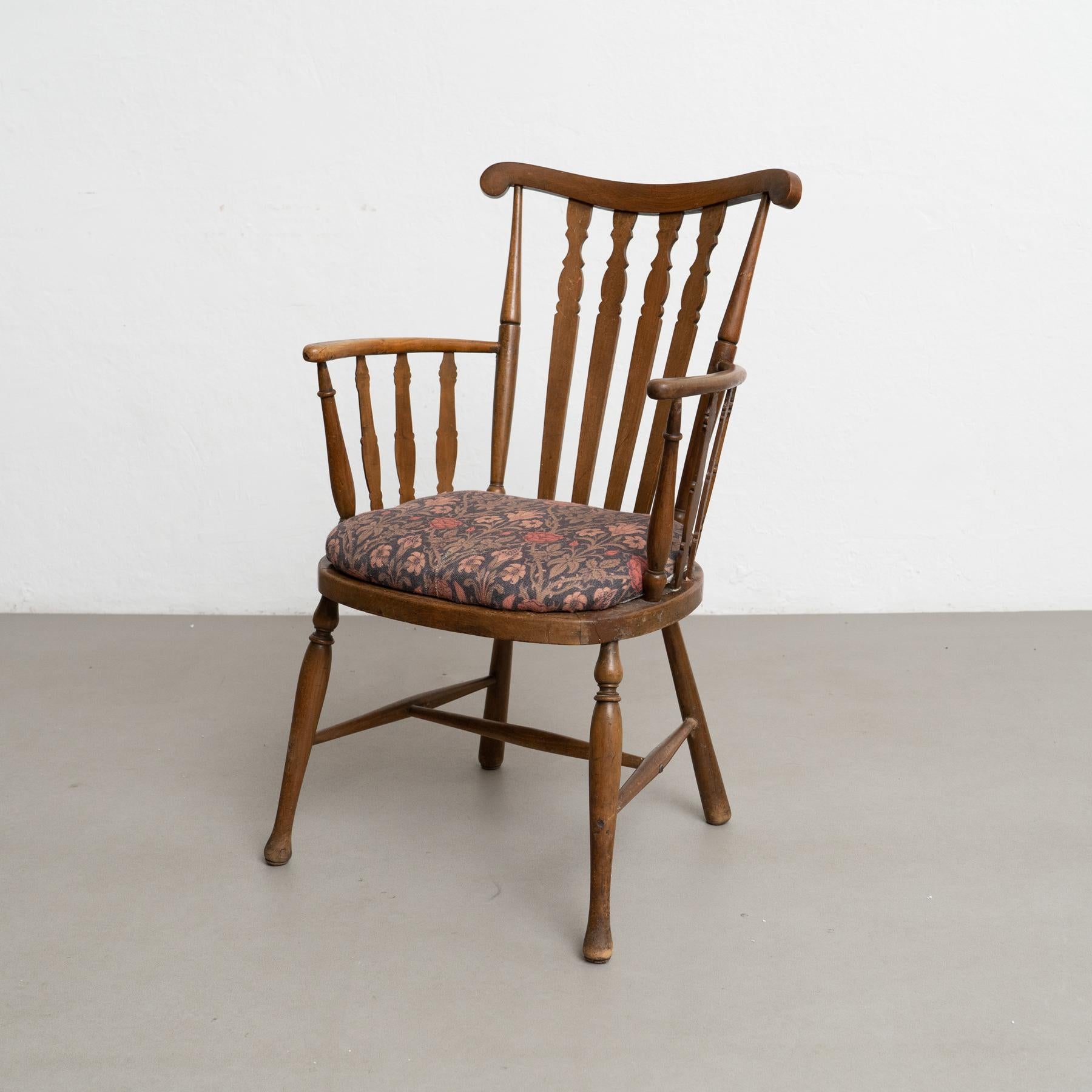 Vintage English Wood Armchair, Circa 1950 In Good Condition For Sale In Barcelona, ES