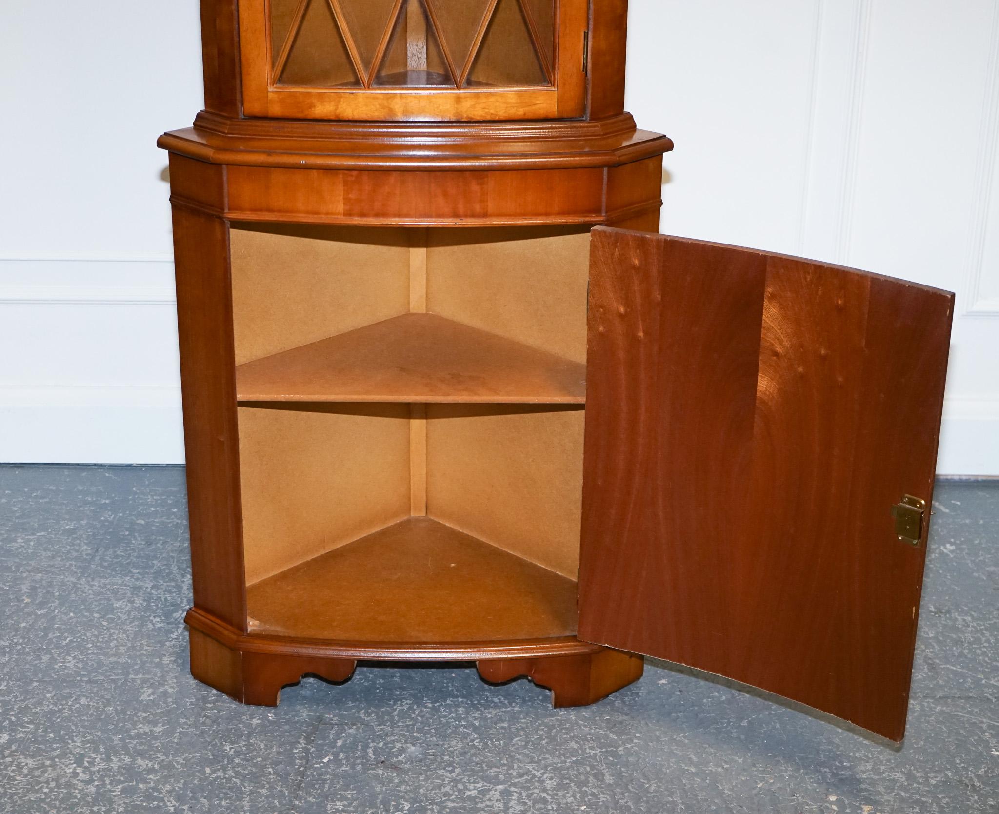 Vintage English Yew Wood Corner Cabinet Cupboard en vente 4