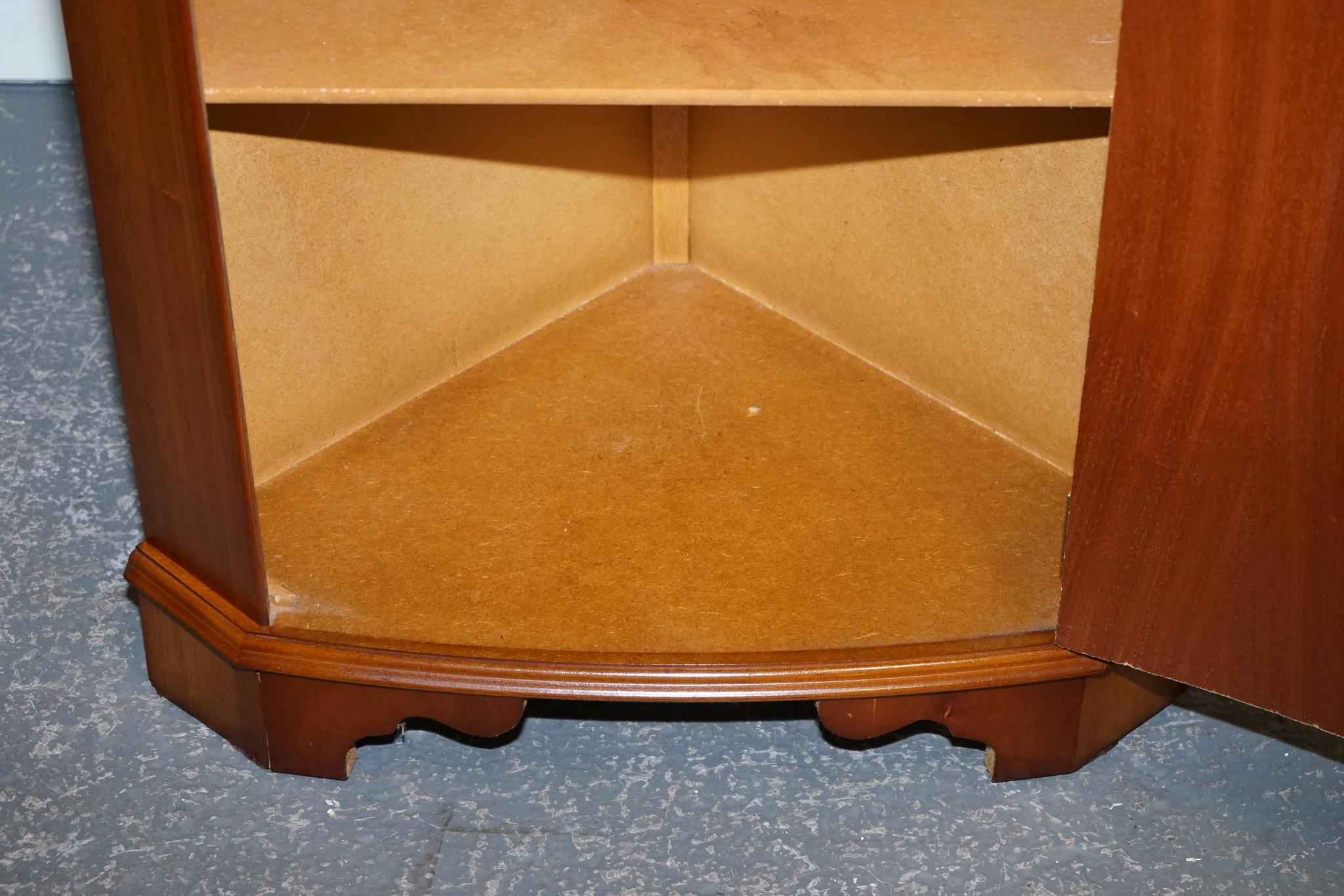 Vintage English Yew Wood Corner Cabinet Cupboard en vente 6