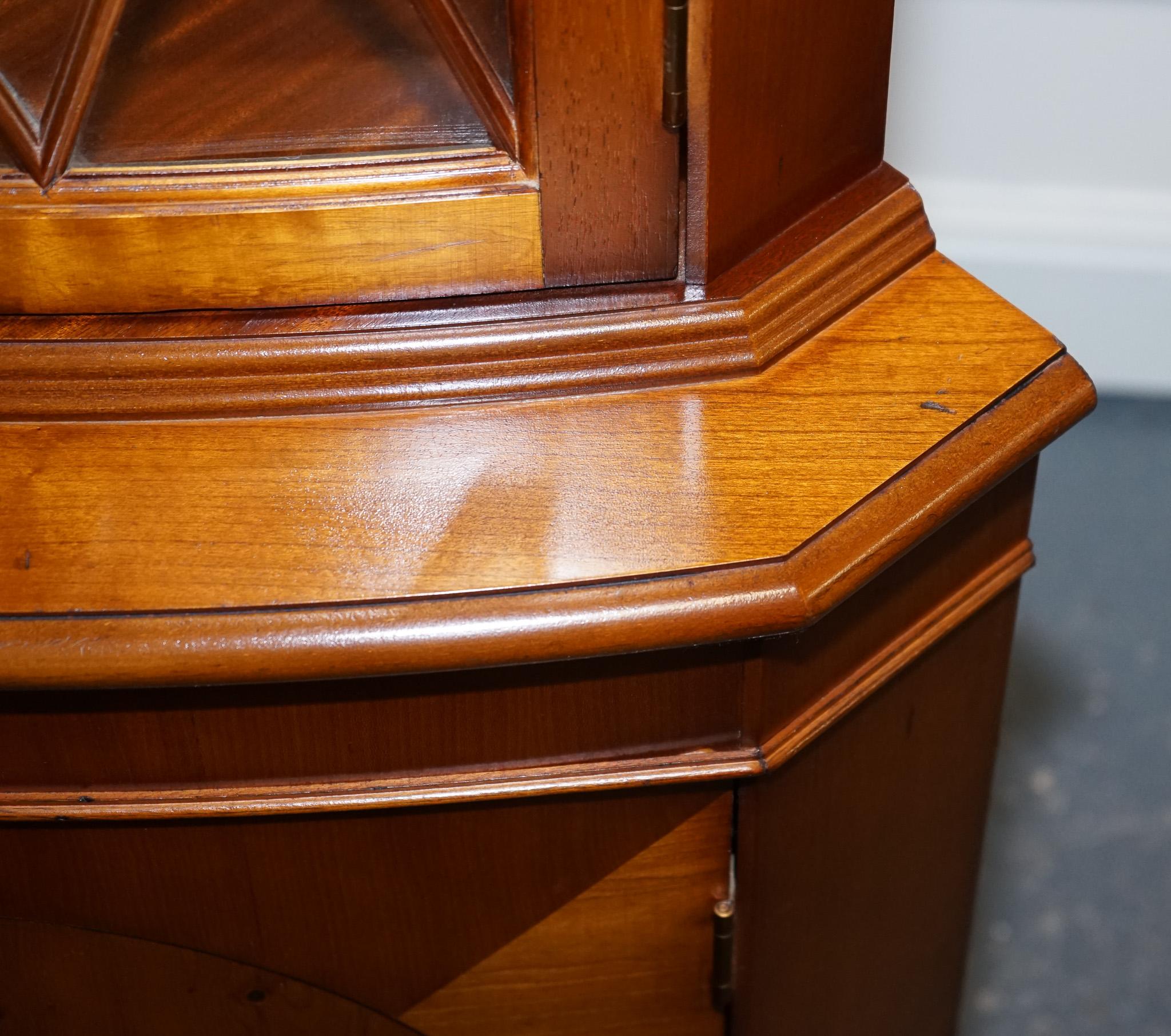 Vintage English Yew Wood Corner Cabinet Cupboard en vente 9